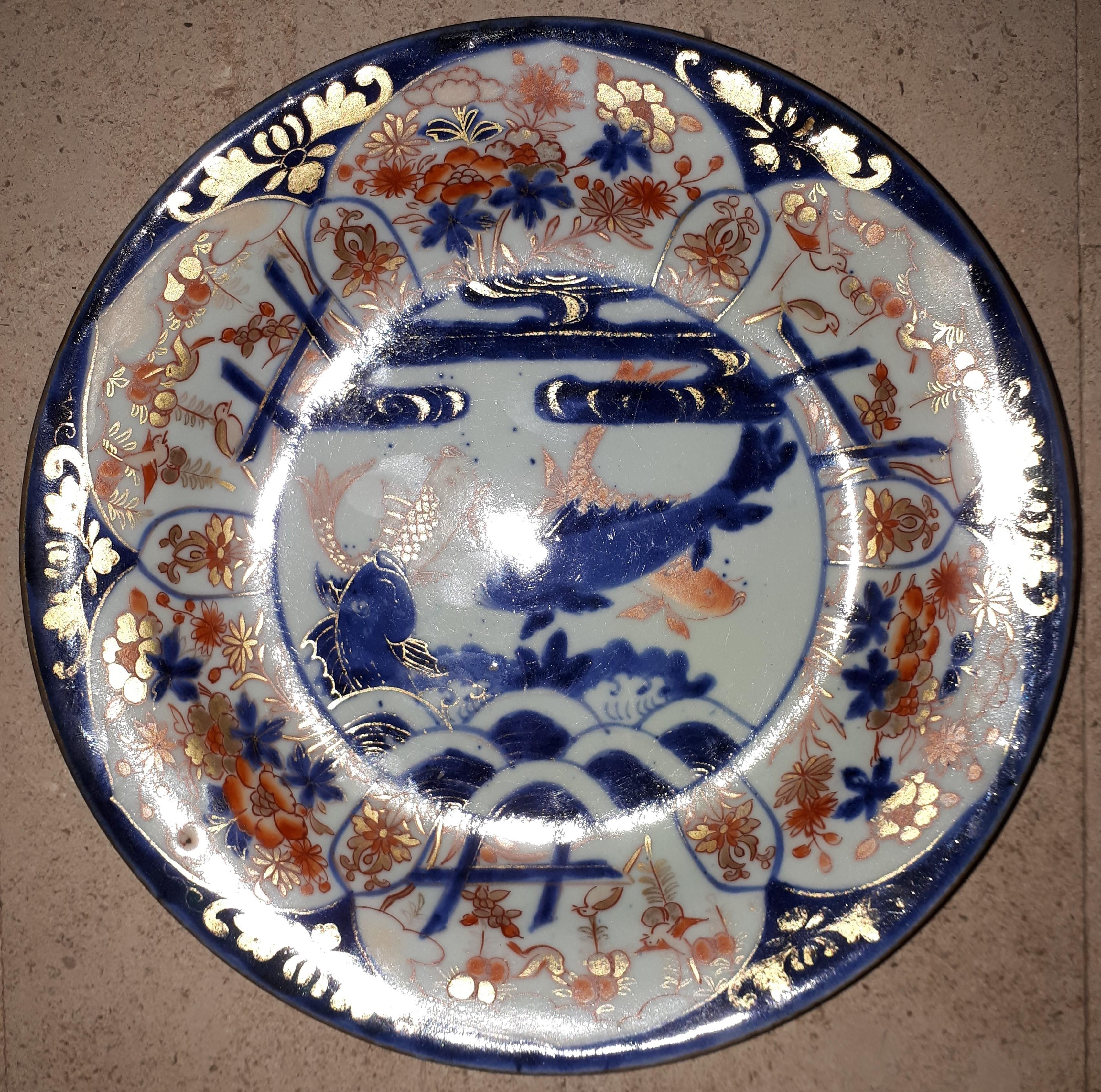 Japanese Dish In Arita Porcelain With Imari Decor Of Carps, Japan Edo Period For Sale 1