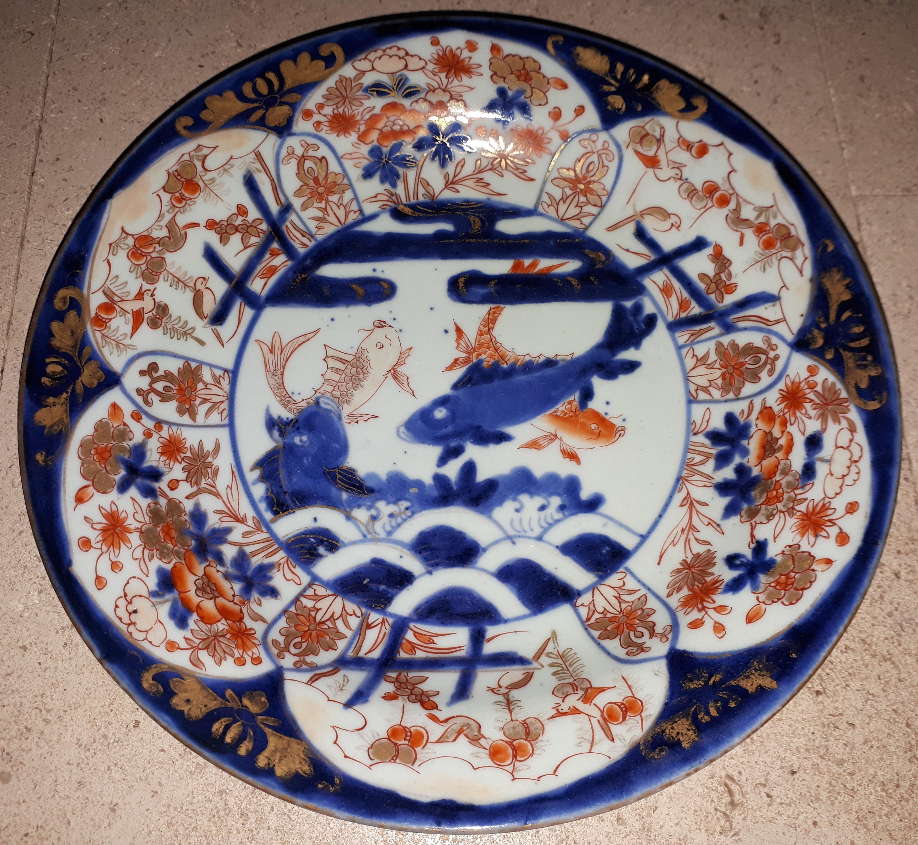 Japanese Dish In Arita Porcelain With Imari Decor Of Carps, Japan Edo Period For Sale 2