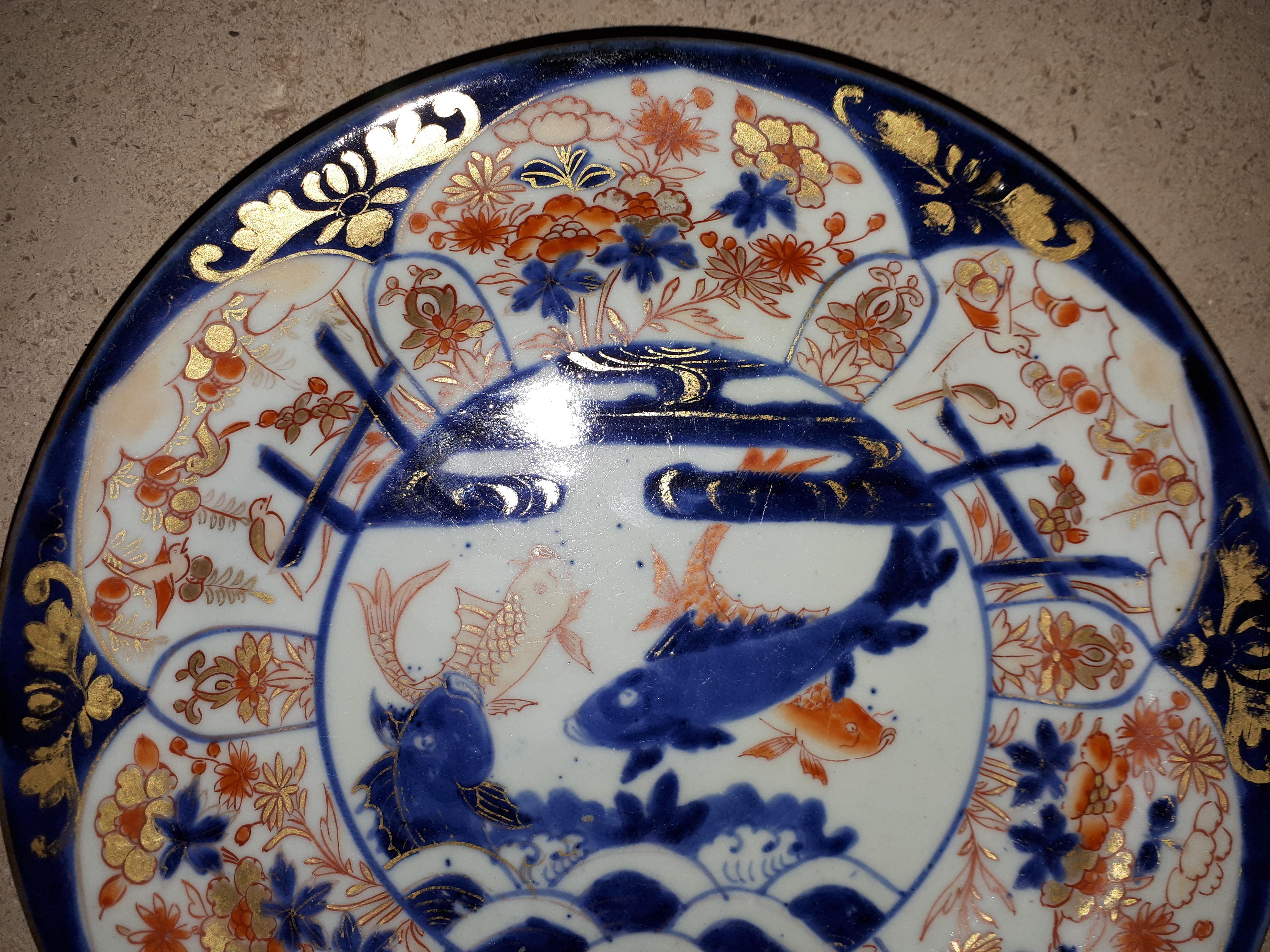 Japanese Dish In Arita Porcelain With Imari Decor Of Carps, Japan Edo Period For Sale 4