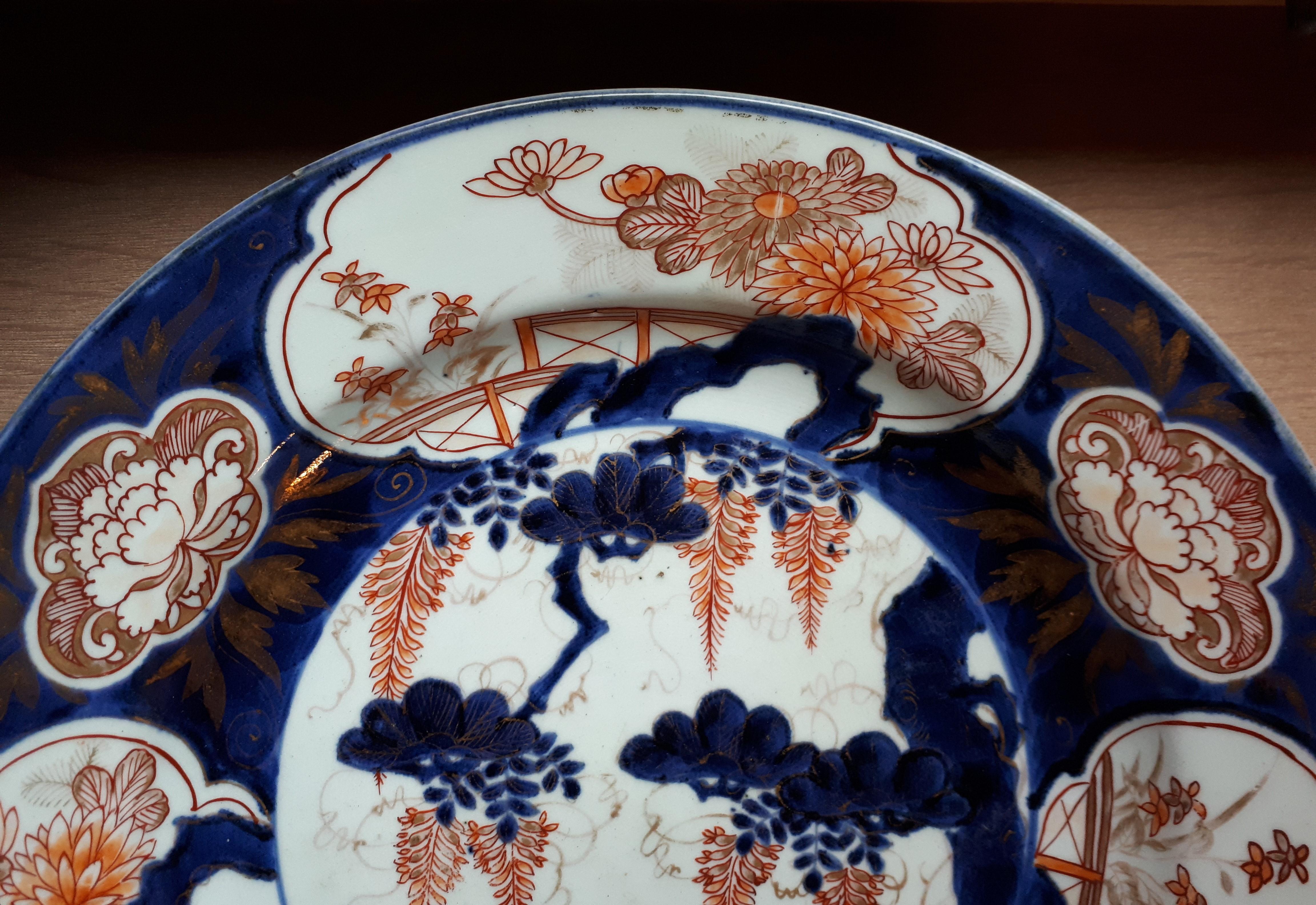 Enameled Japanese Dish In Arita Porcelain With Imari Decor Of Wisteria, Japan Edo Period