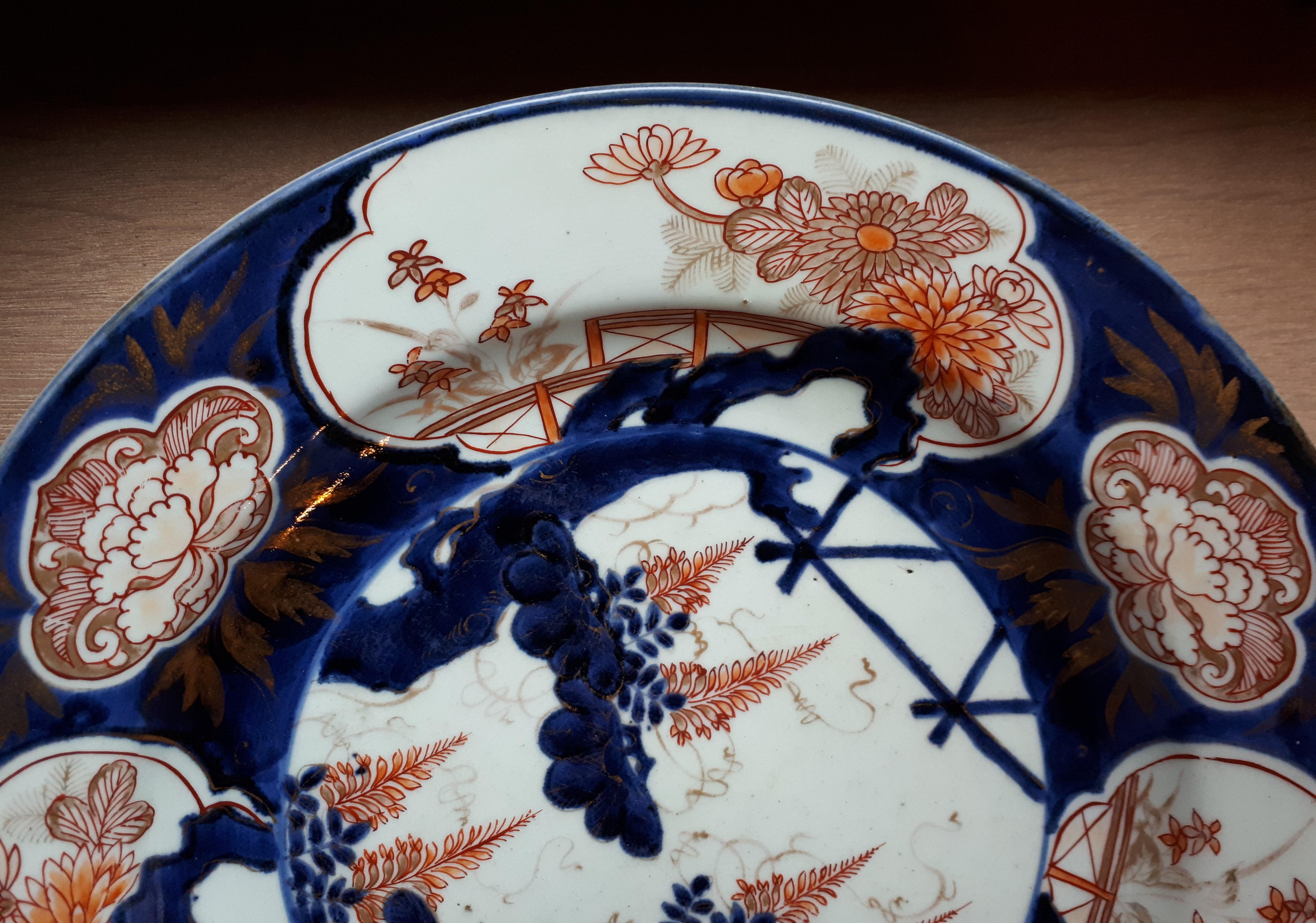 Japanese Dish In Arita Porcelain With Imari Decor Of Wisteria, Japan Edo Period In Good Condition In Saverne, Grand Est