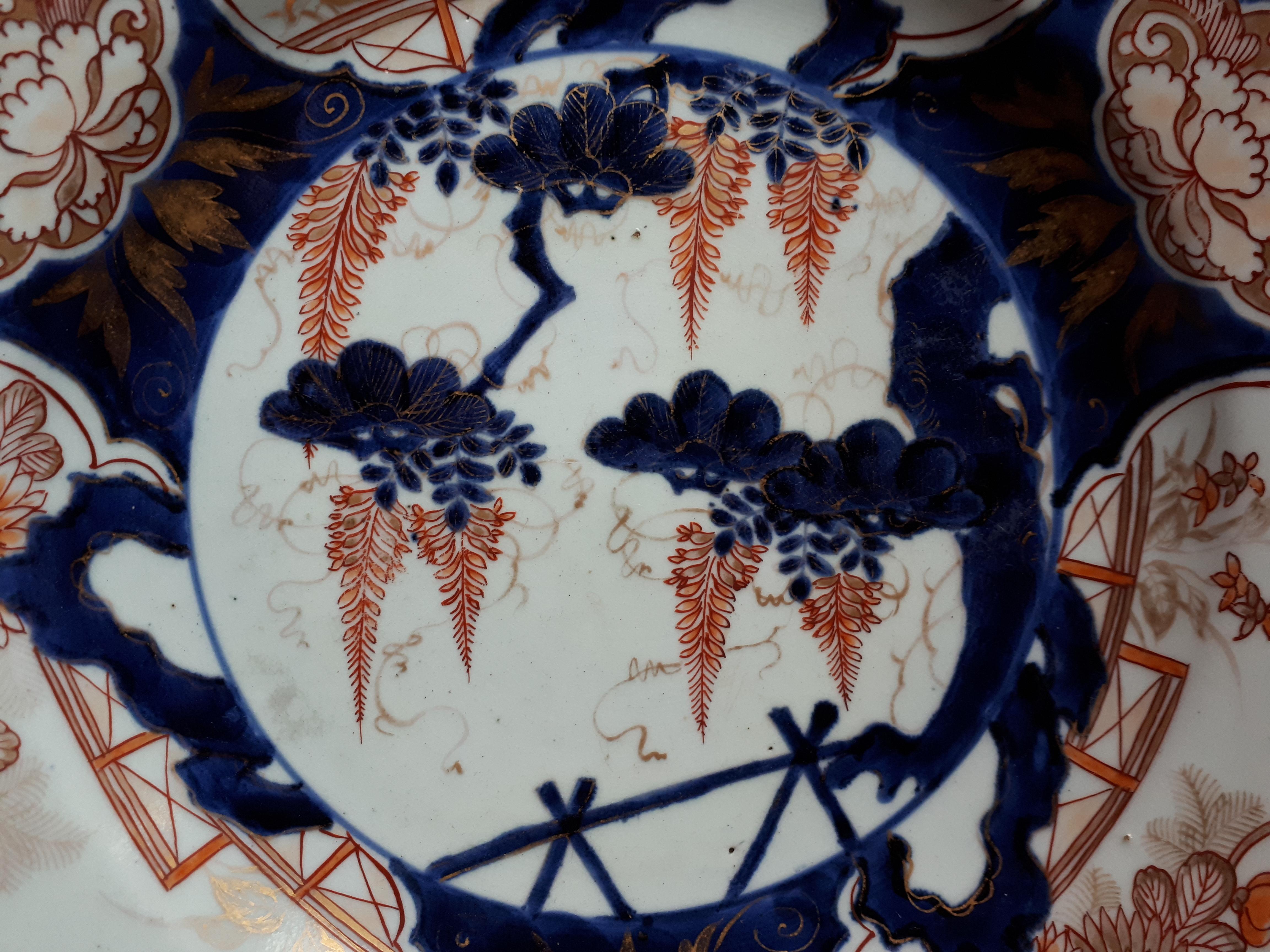Japanese Dish In Arita Porcelain With Imari Decor Of Wisteria, Japan Edo Period 1
