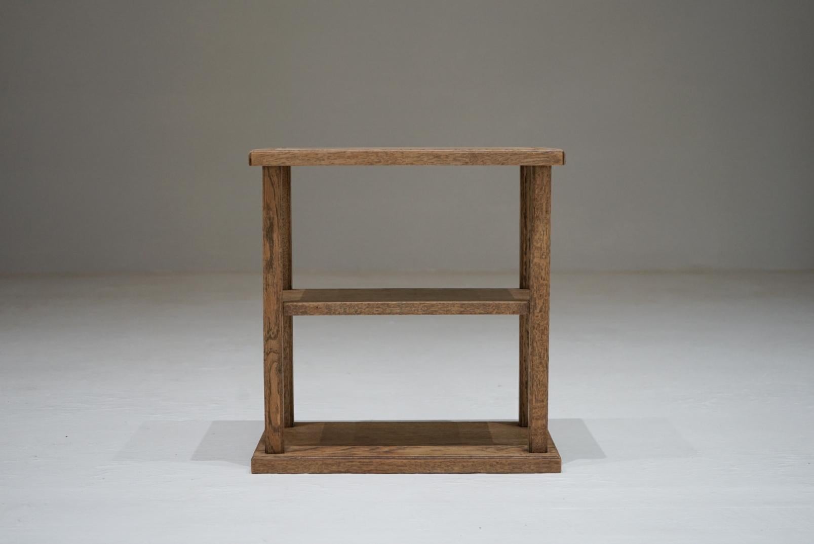 Présentoir japonais entièrement réalisé en bois de nara (chêne japonais), datant du milieu du 20e siècle.
Dans sa composition structurelle simple, les bords chanfreinés et les proportions bien équilibrées révèlent subtilement le soin et l'intention