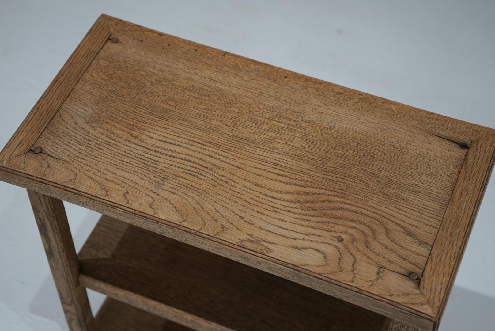 Japonais Présentoir japonais en Oak Nara, milieu du 20e siècle - Design minimal raffiné en vente