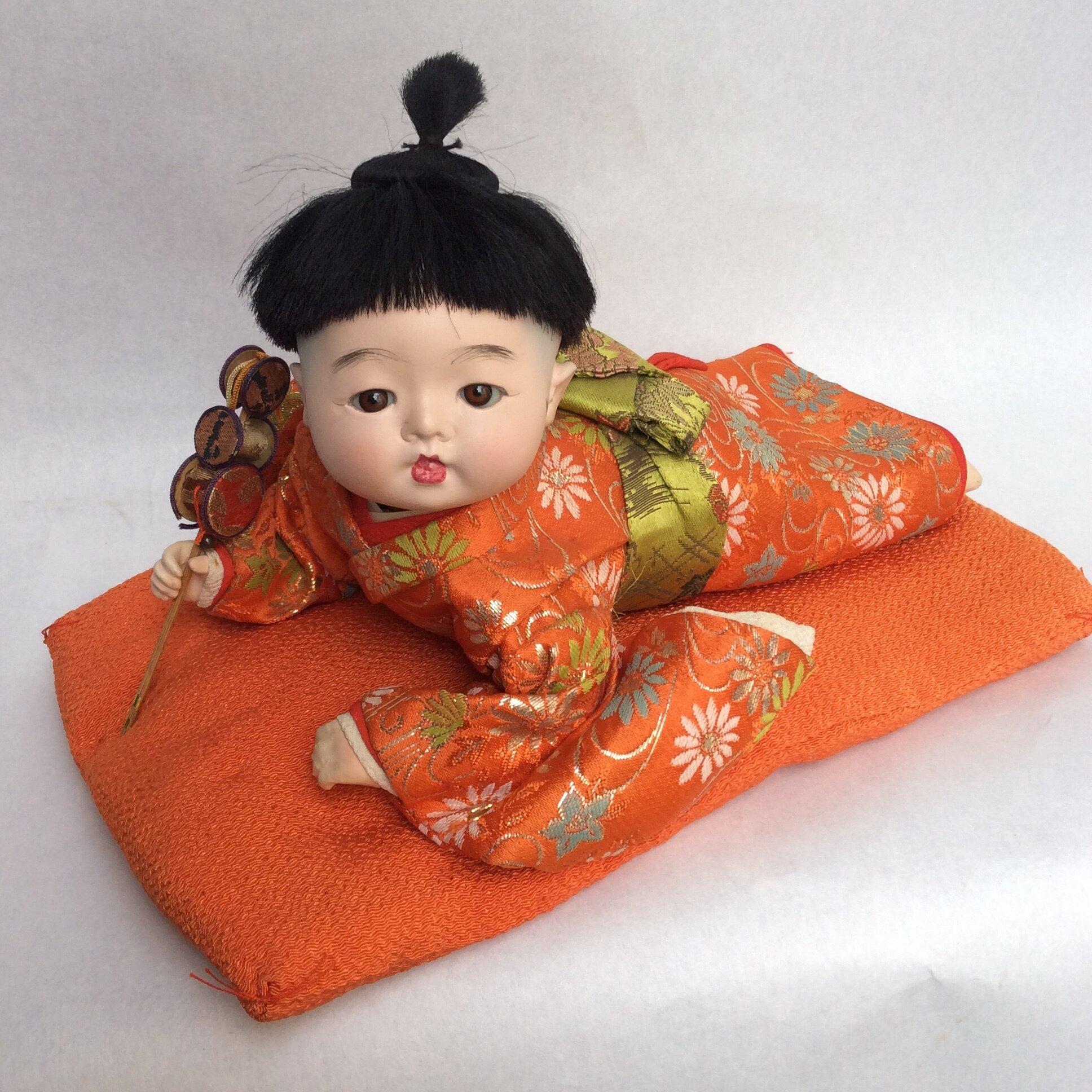This is a Japanese doll called Ichimatsu doll 'Ichimatsu ningyo'.
This doll was made around 1960s in Showa era. It was made in Prefecture Kyoto, Yamashina city.
This doll will come with a glass case. 

Dimensions:
H25×33×19 cm

Ichimatsu dolls