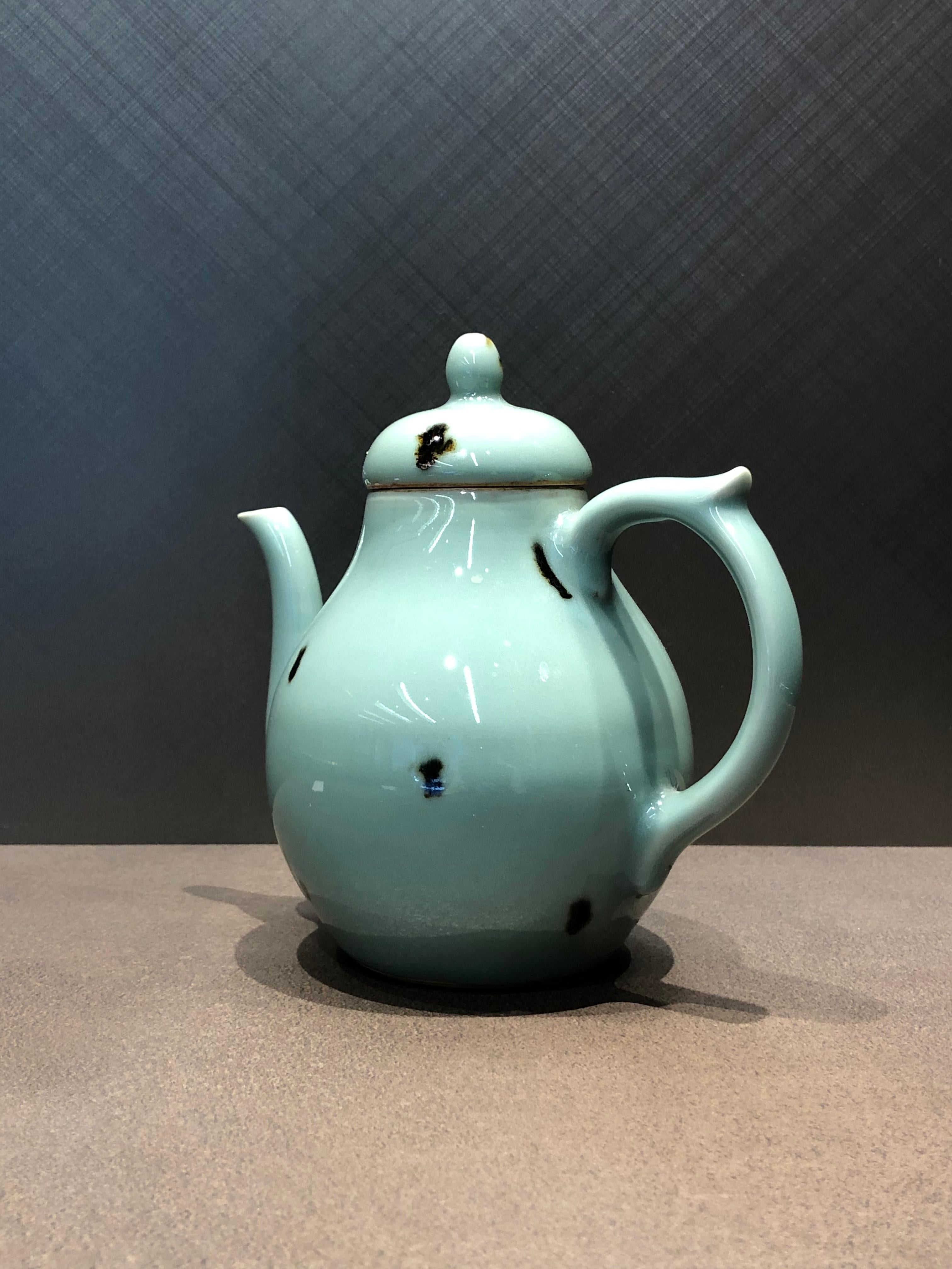 This piece made in Taisho period is imitation of Longquan ware celadon from the Yuan dynasty in China.

The technique of skipping celadon is used.
Skipping celadon is a type of celadon with iron-glazed yohen scattered over it.
It is an excellent