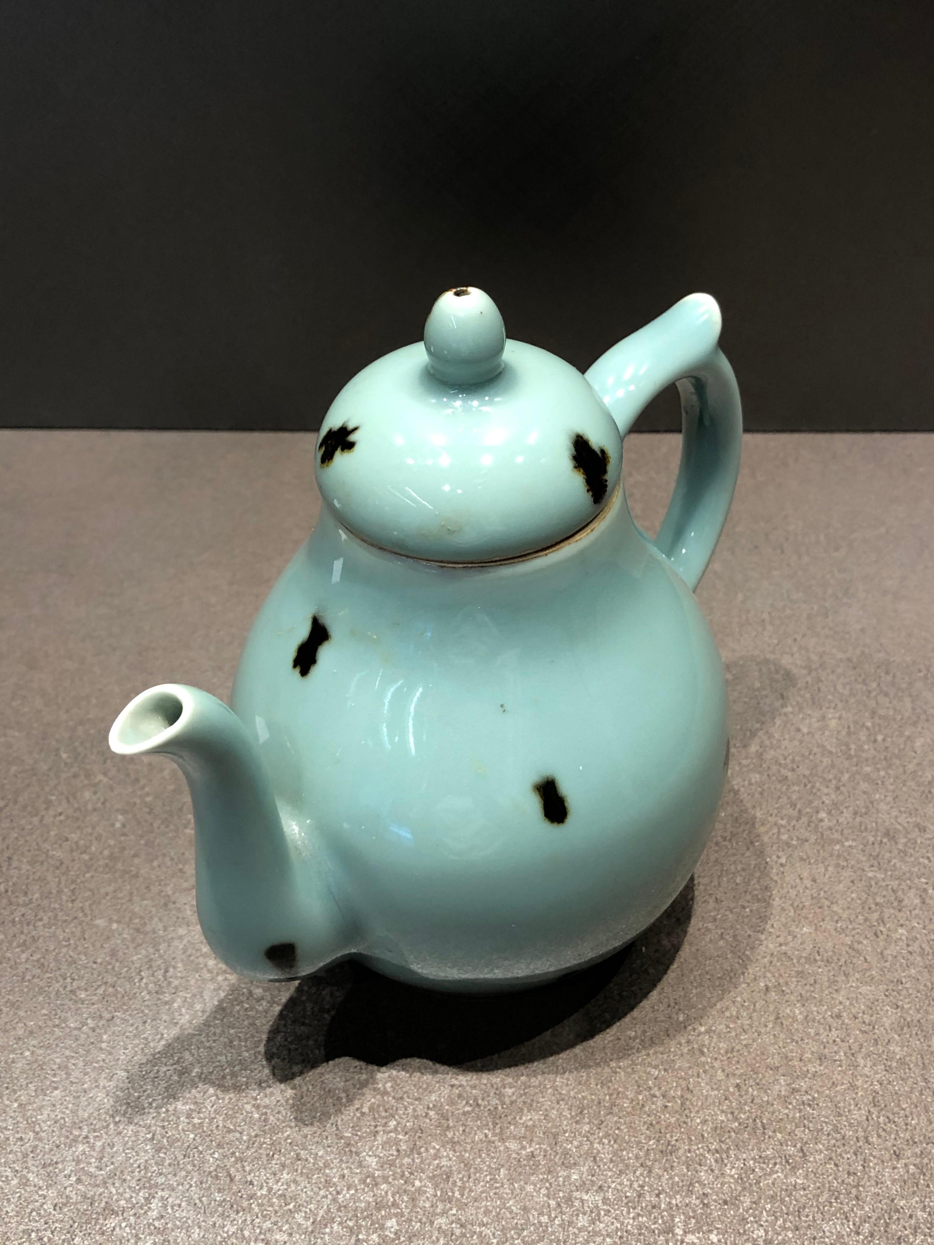 20th Century Japanese Dot Designed China Teapot, Taisho Period For Sale