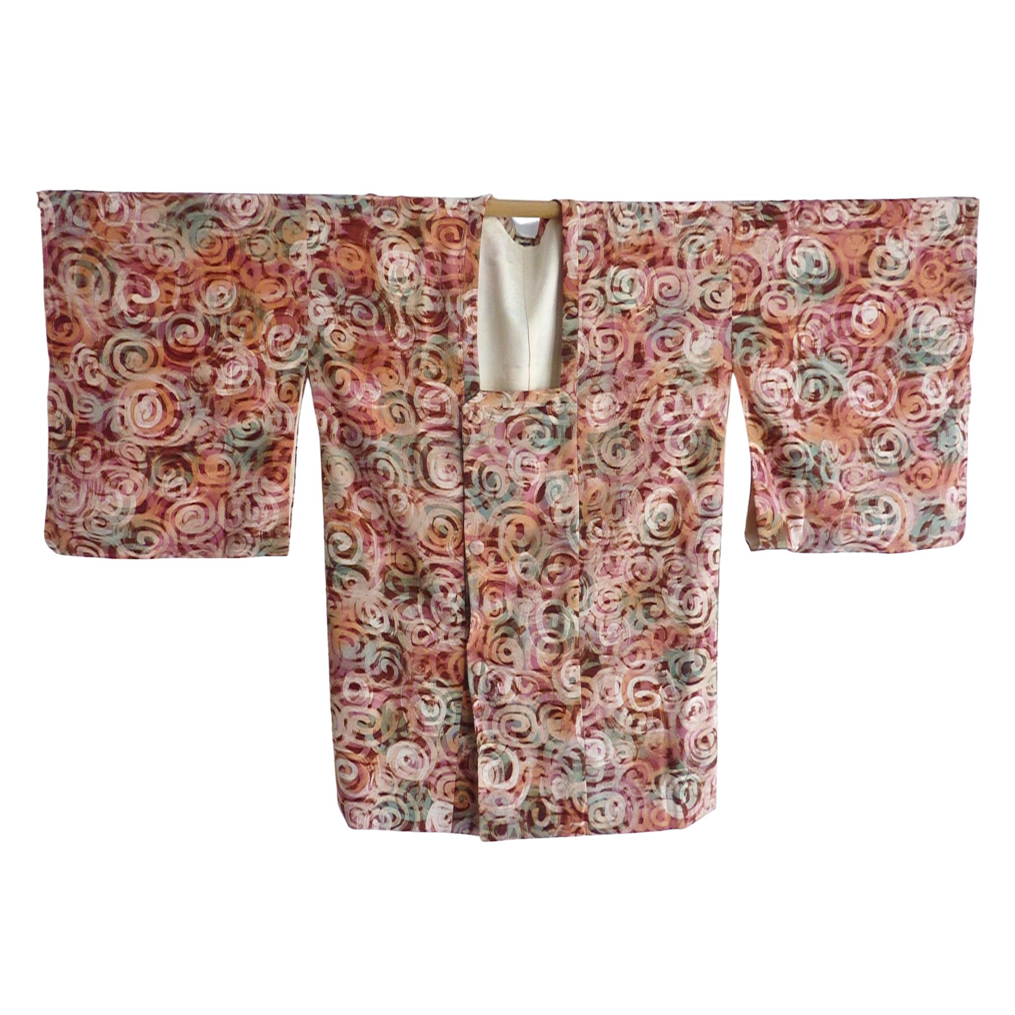 Veste kimono japonaise vintage à double boutonnage en soie imprimée tourbillon Bon état - En vente à Boston, MA