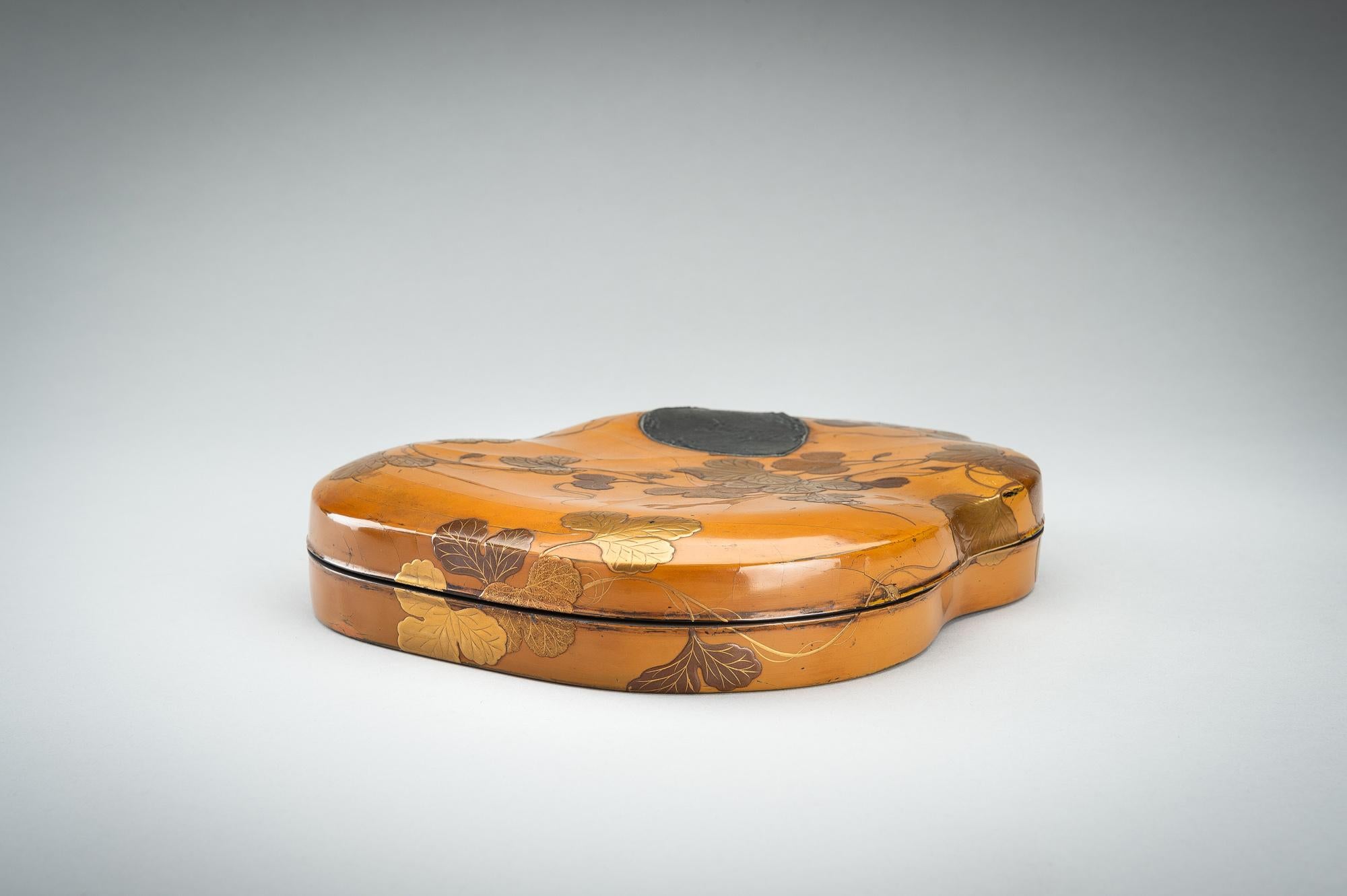 Hand-Crafted Japanese 'double gourd' lacquer suzuri’bako (writing box) by Hara Yôyûsai 原羊遊斎 For Sale