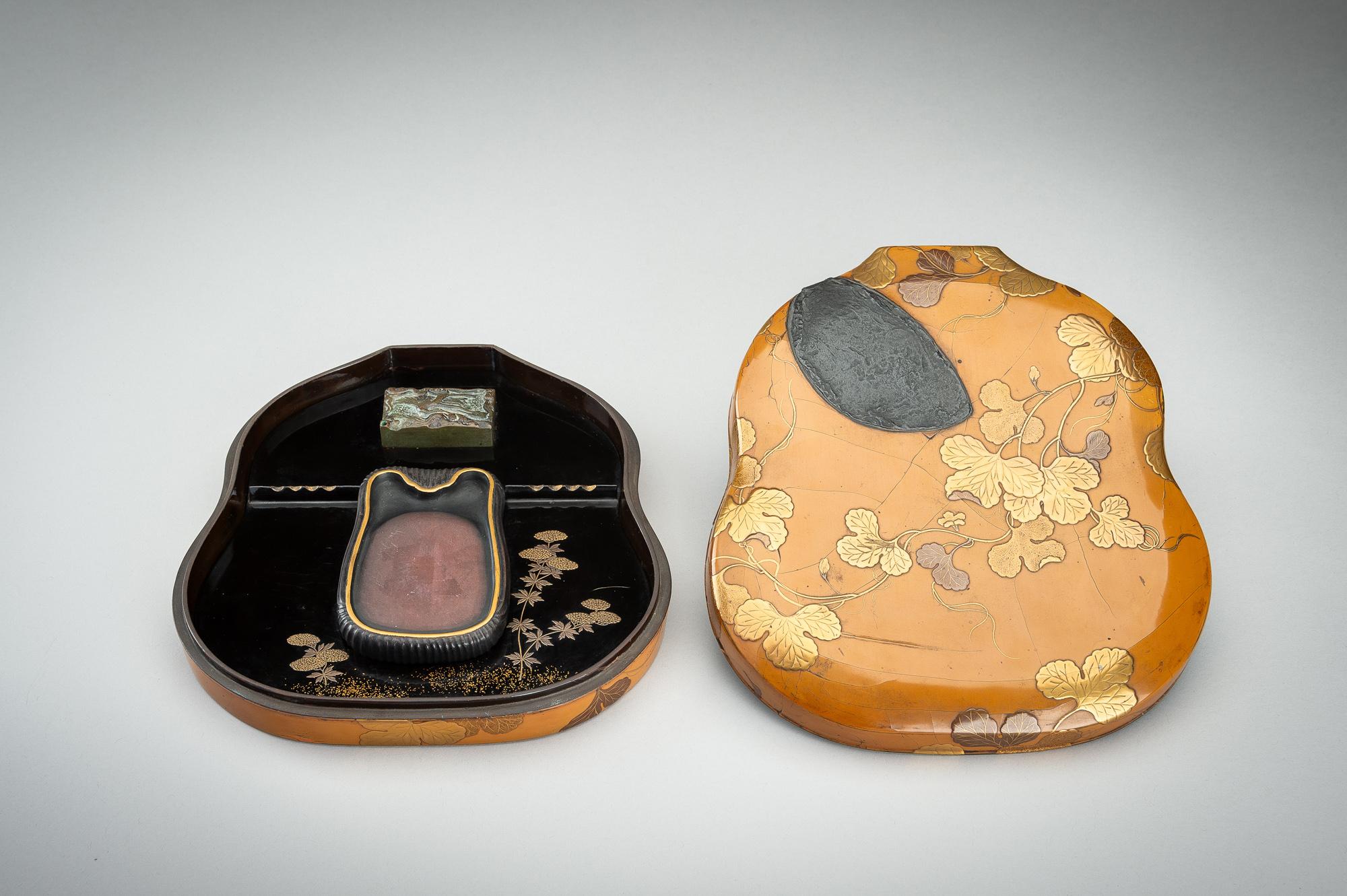 Japanese 'double gourd' lacquer suzuri’bako (writing box) by Hara Yôyûsai 原羊遊斎 3
