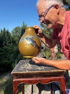 Jarrón japonés de bronce fundido a mano «Double Koi», con caja firmada por el artesano, en perfecto estado
