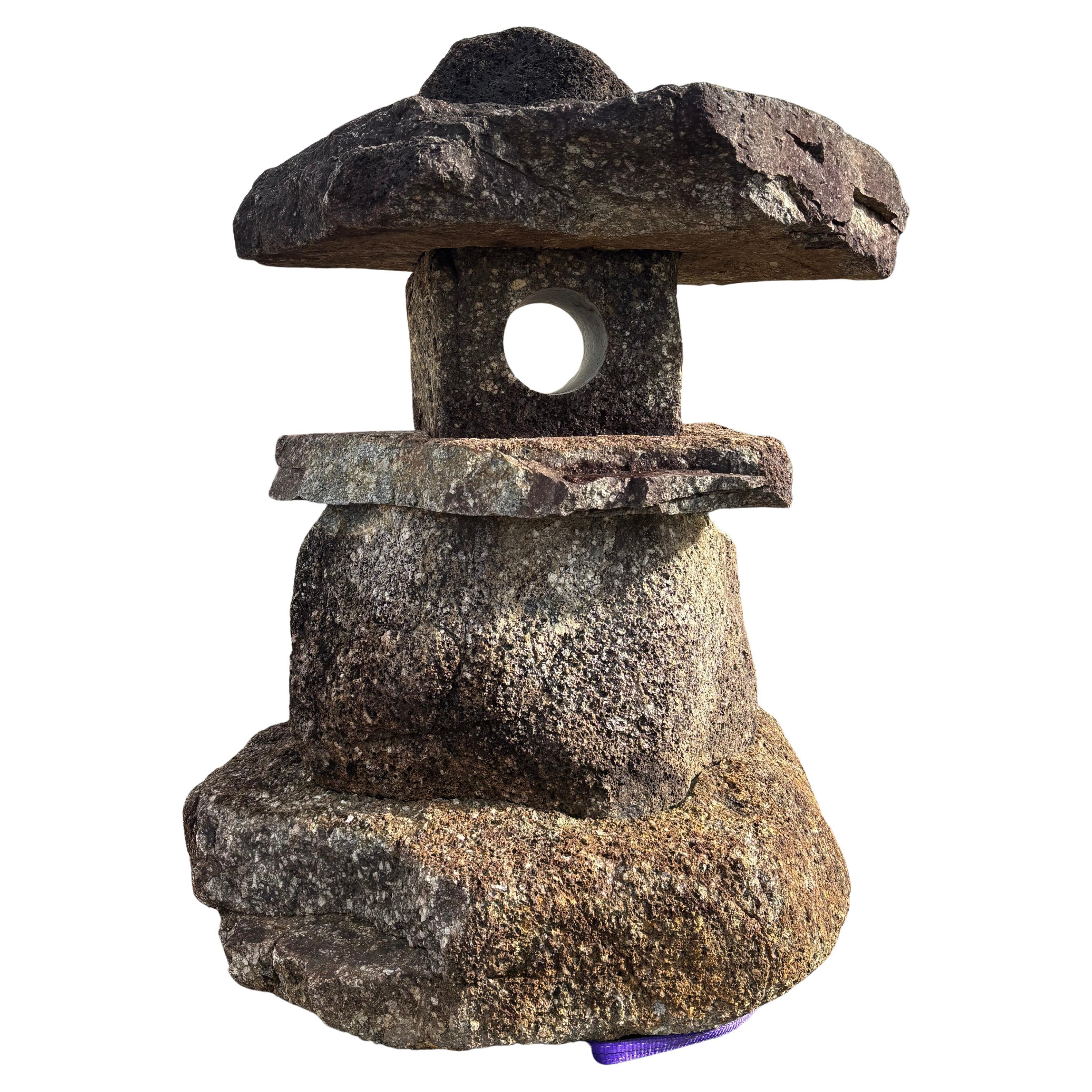 Grande antiquité dramatique japonaise "Spirit Mountain" (Montagne de l
esprit)  A Stone Lantern