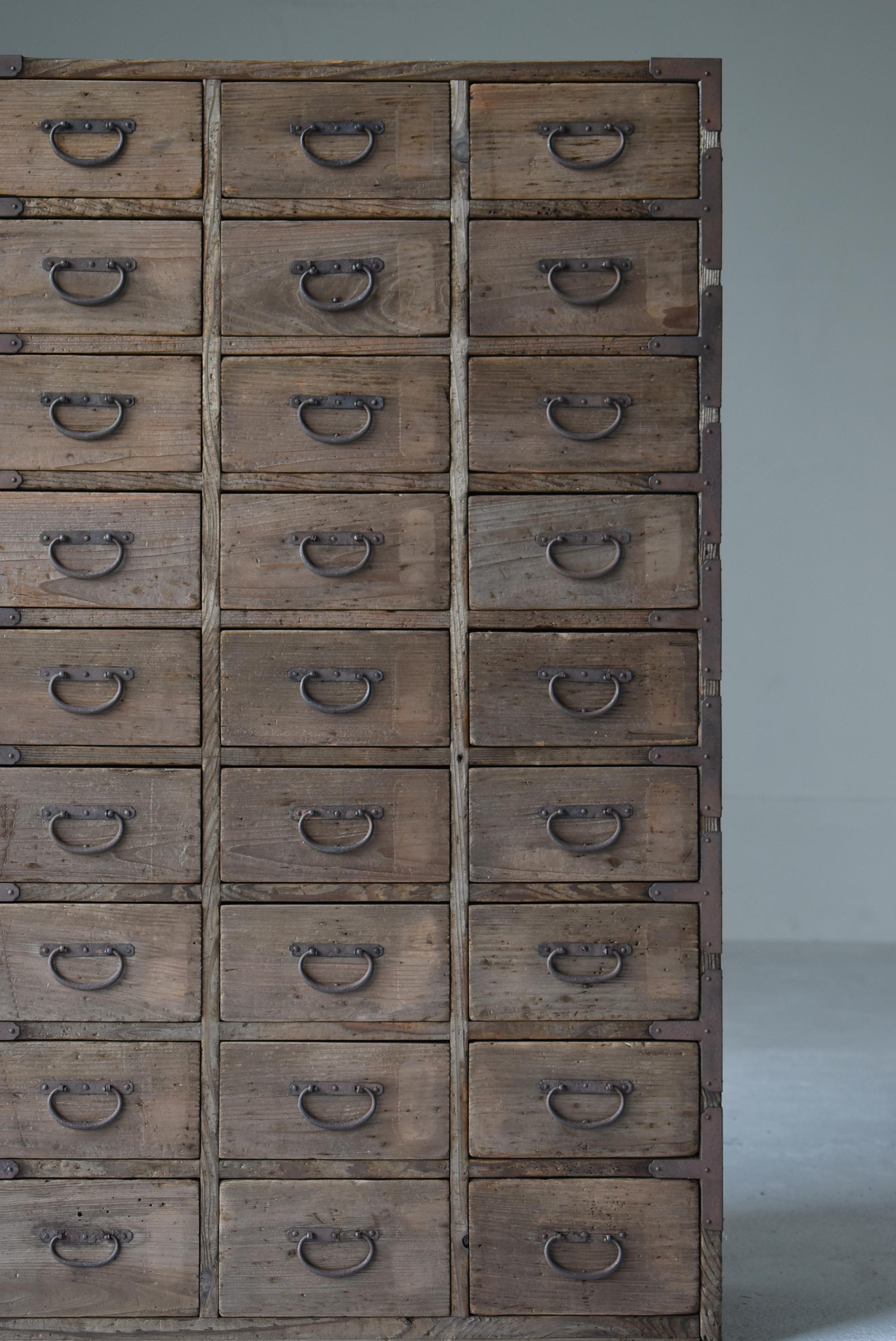 Japanese Antique Drawer Storage 1900s-1920s / Tansu Sideboard Wabi Sabi In Good Condition For Sale In Chōsei District Nagara, JP