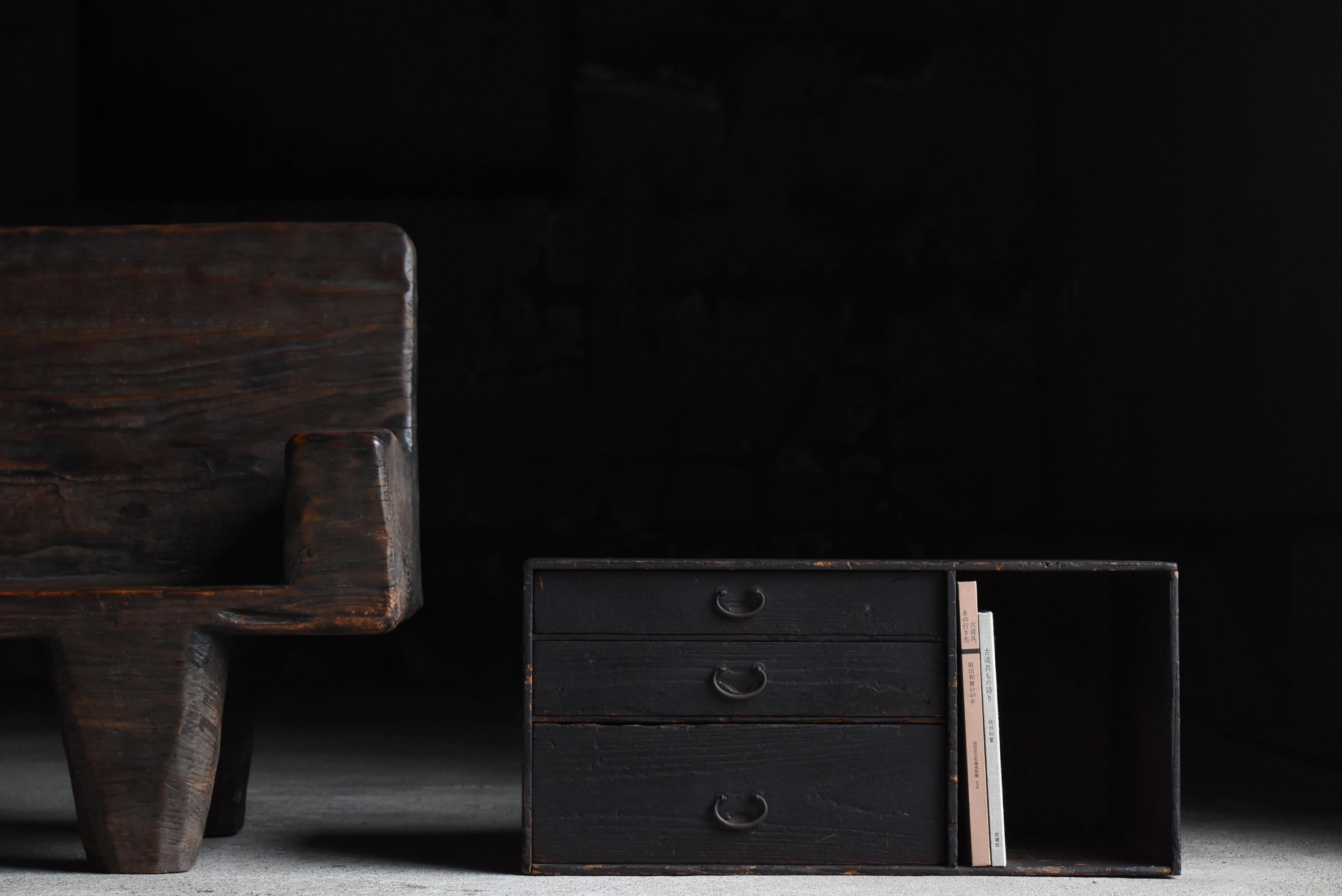 Dies ist eine Schubladenablage mit aufgesetztem Buchständer aus Japan.
Es wurde zwischen der Meiji- und der Taisho-Periode (1860er-1920er Jahre) hergestellt. Diese antiken Möbel spiegeln den japanischen Lebensstil und das ästhetische Empfinden der