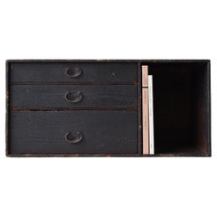 Japanische Schublade mit Bücherregal 1860er-1920er Jahre / Nachttisch Wabisabi