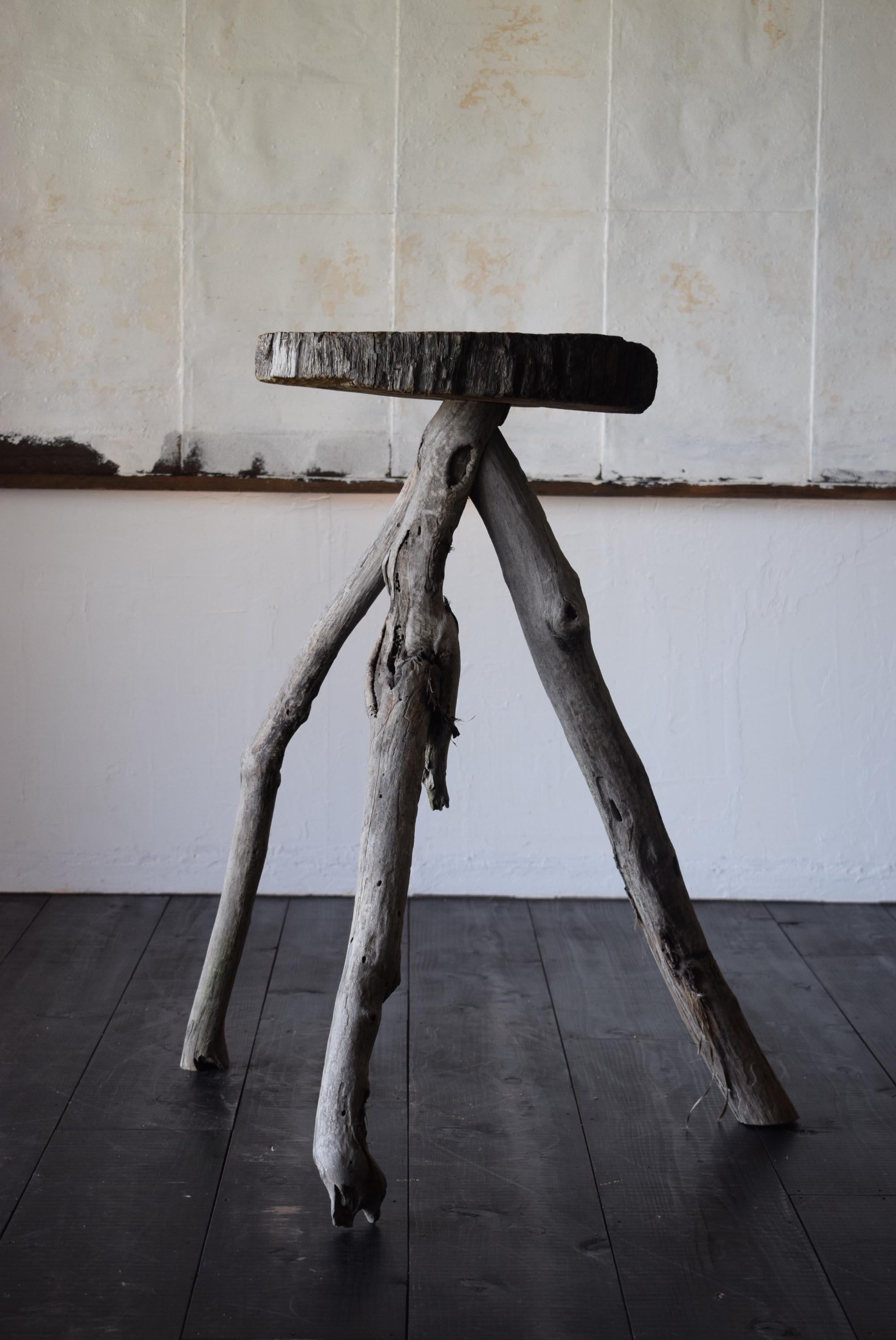 It will be a table made of driftwood with a loneliness. It is practical and has a beautiful appearance as an object.

Size: W 58 D 60 H 79.5 (cm)
Weight about 7kg.