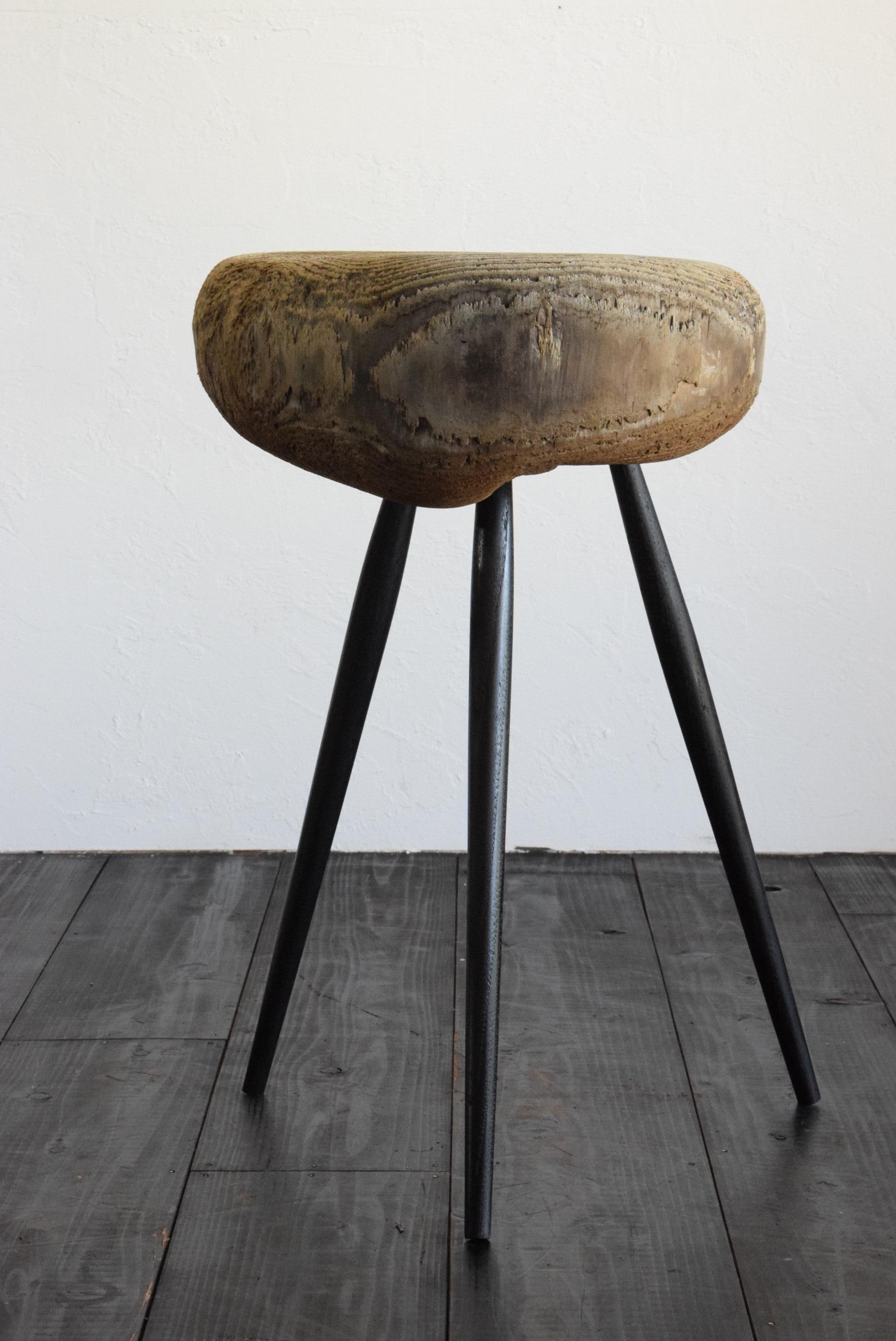 It's a table made from an old block of wood.  The design of the legs is three legs with delicate lines and a black luster like lacquer.

It has a height that can be used as a table or as a flower stand.

Weight: 5 kg.