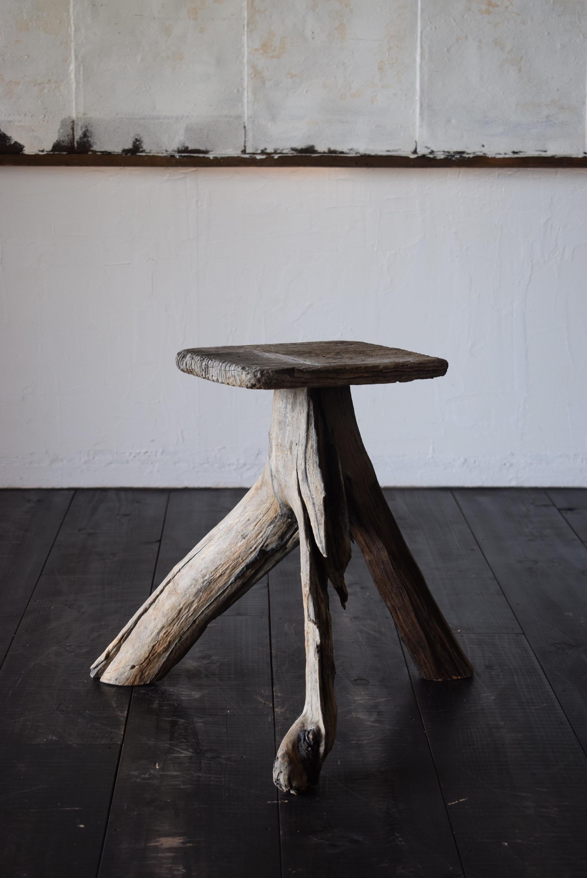 It will be a stool with a loneliness made of driftwood. It is practical and has a beautiful appearance as an object.

Size: W 45 D 49 H 44 (cm)
Weight about 2kg.