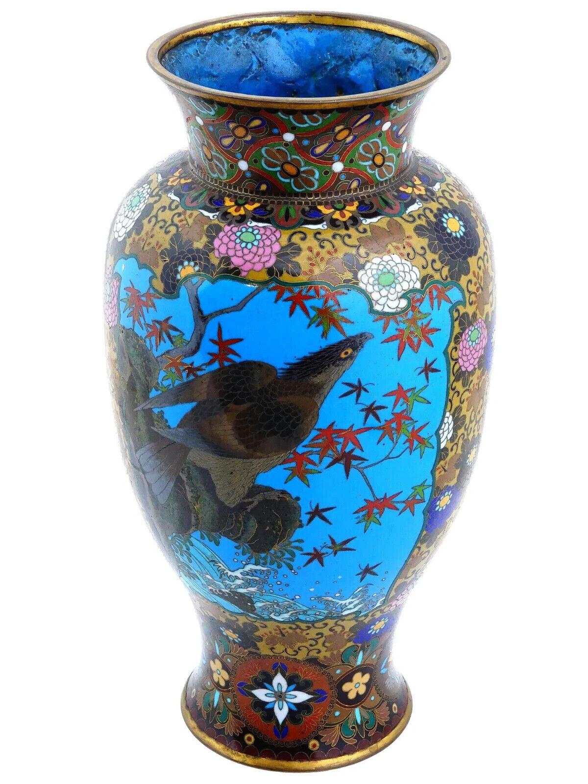 Jarrón japonés de esmalte sobre cobre. El exterior de la vajilla está esmaltado con un diseño polícromo que representa un águila sentada en una roca sobre un paisaje marino realizado con la técnica cloisonné. El cuerpo y la base de la vajilla están