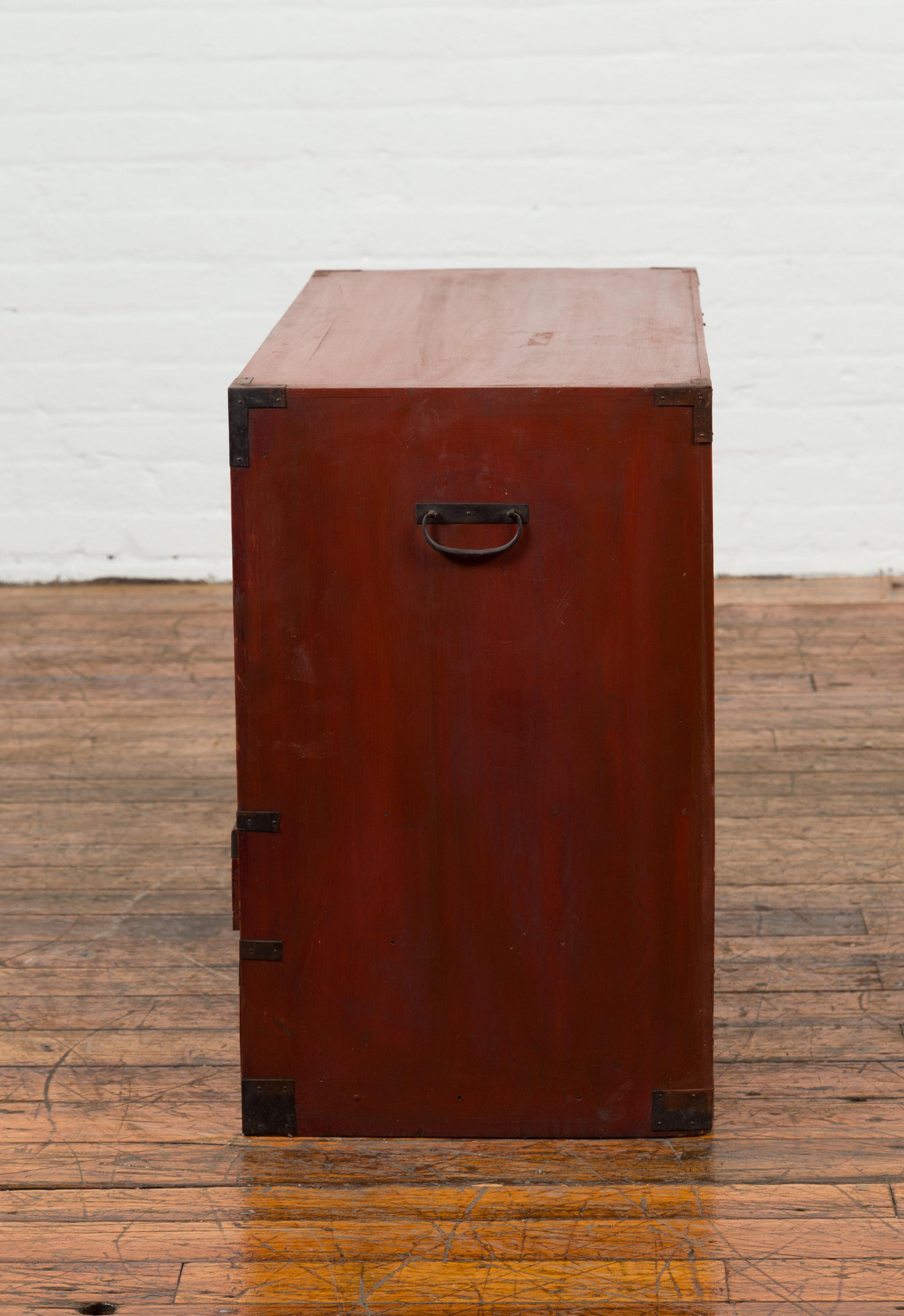 Japanese Early 20th Century Dark Red and Black Lacquered Tansu Cabinet 7