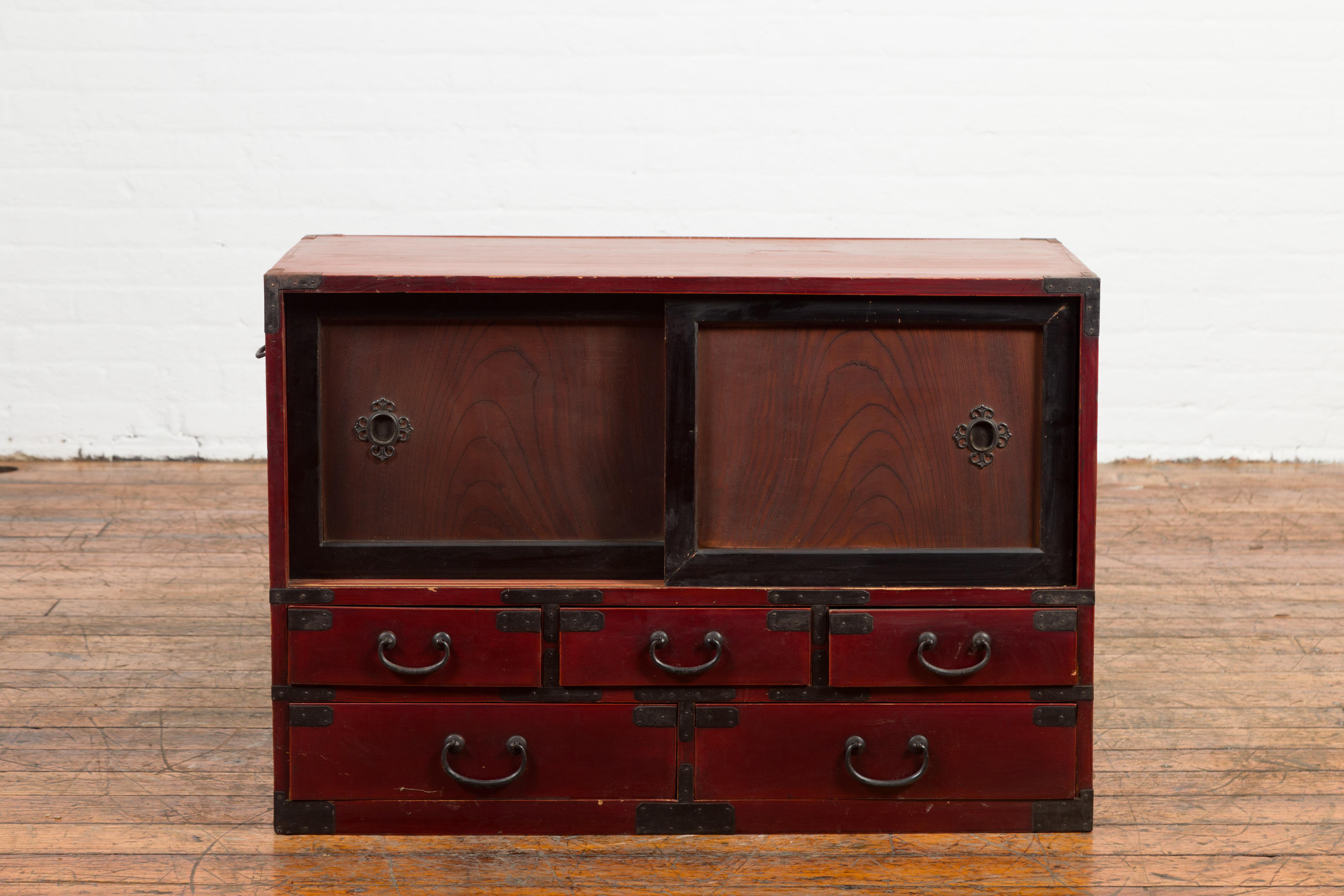 Japanese Early 20th Century Dark Red and Black Lacquered Tansu Cabinet In Good Condition In Yonkers, NY
