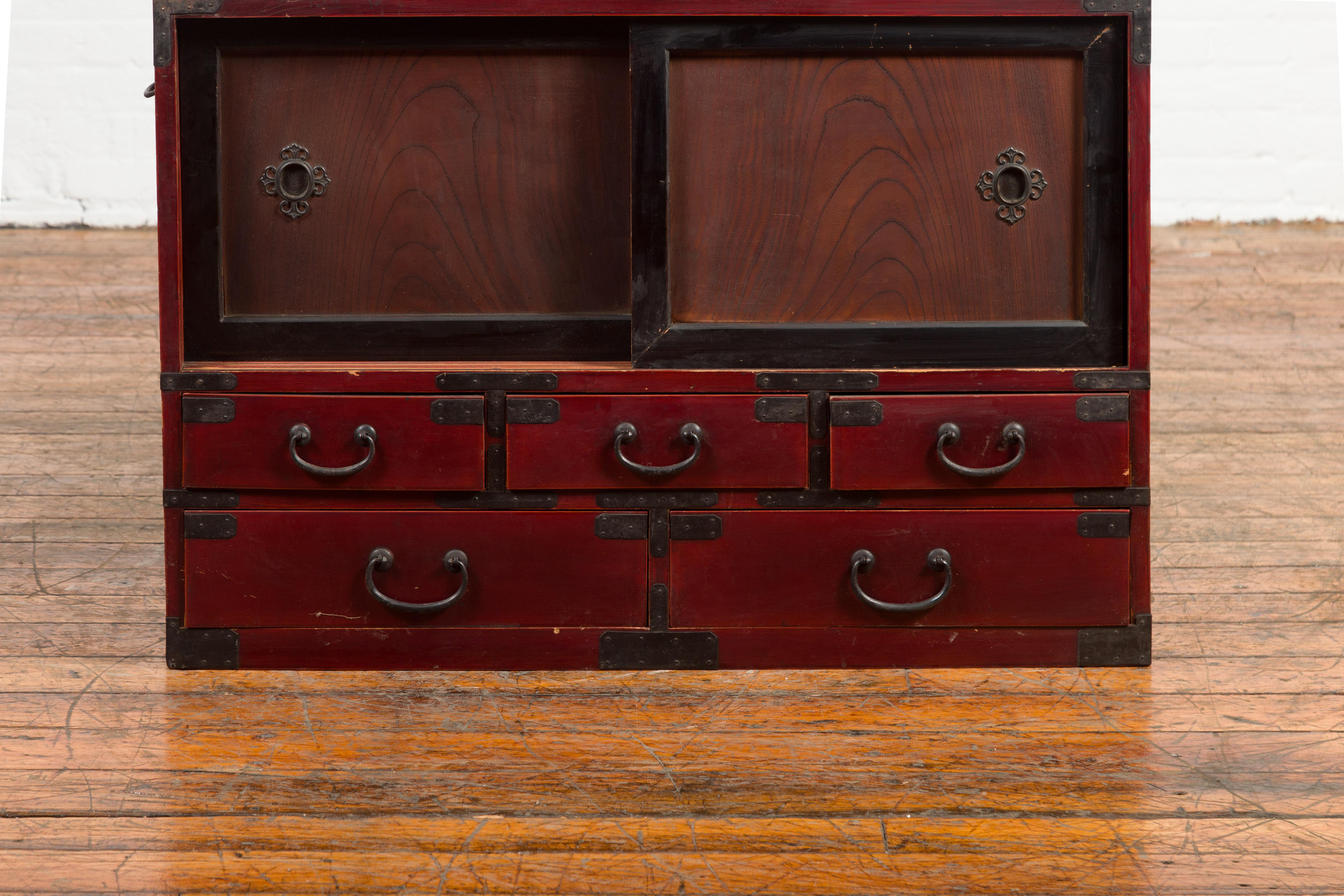 Japanese Early 20th Century Dark Red and Black Lacquered Tansu Cabinet 3