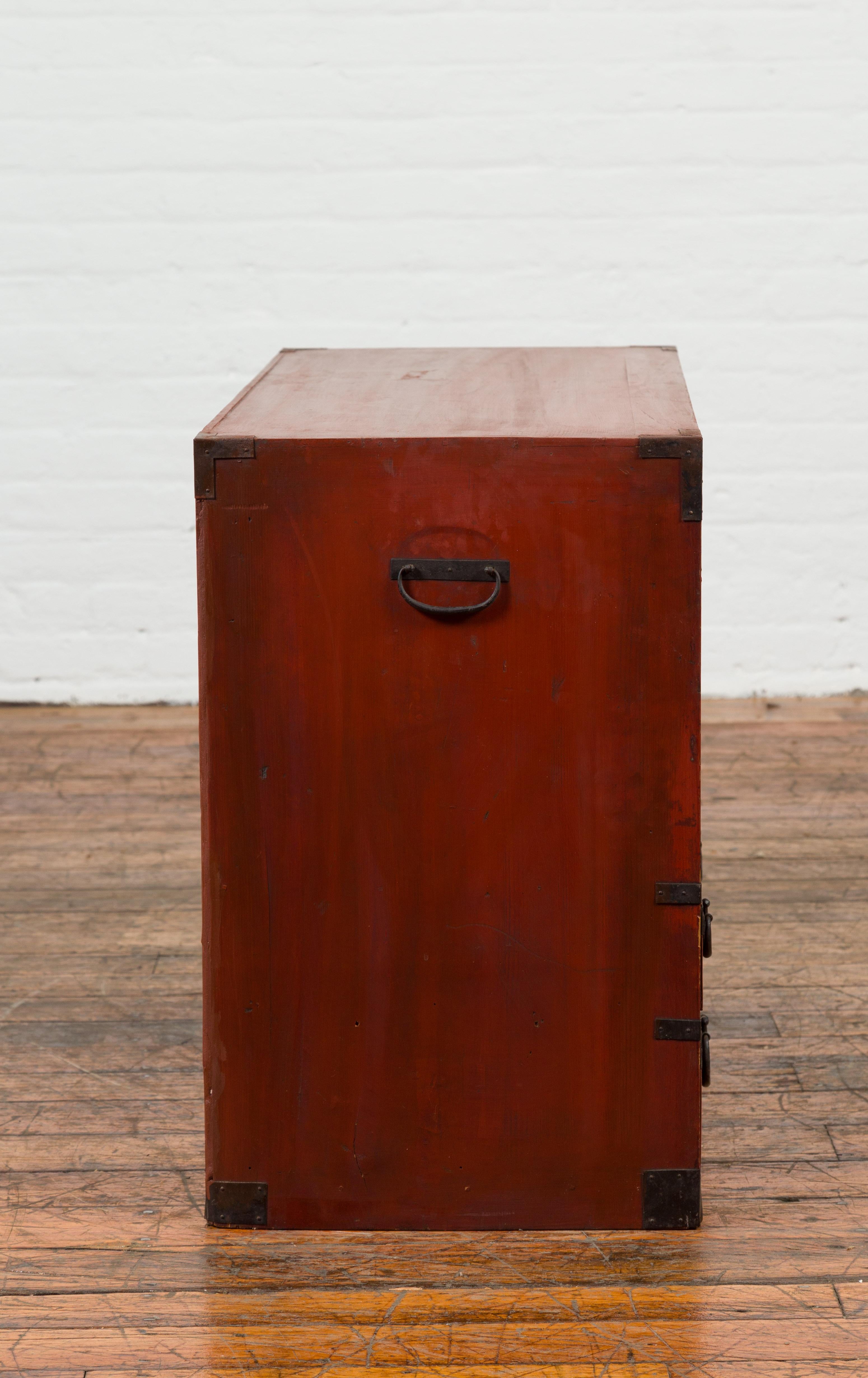 Japanese Early 20th Century Dark Red and Black Lacquered Tansu Cabinet 5