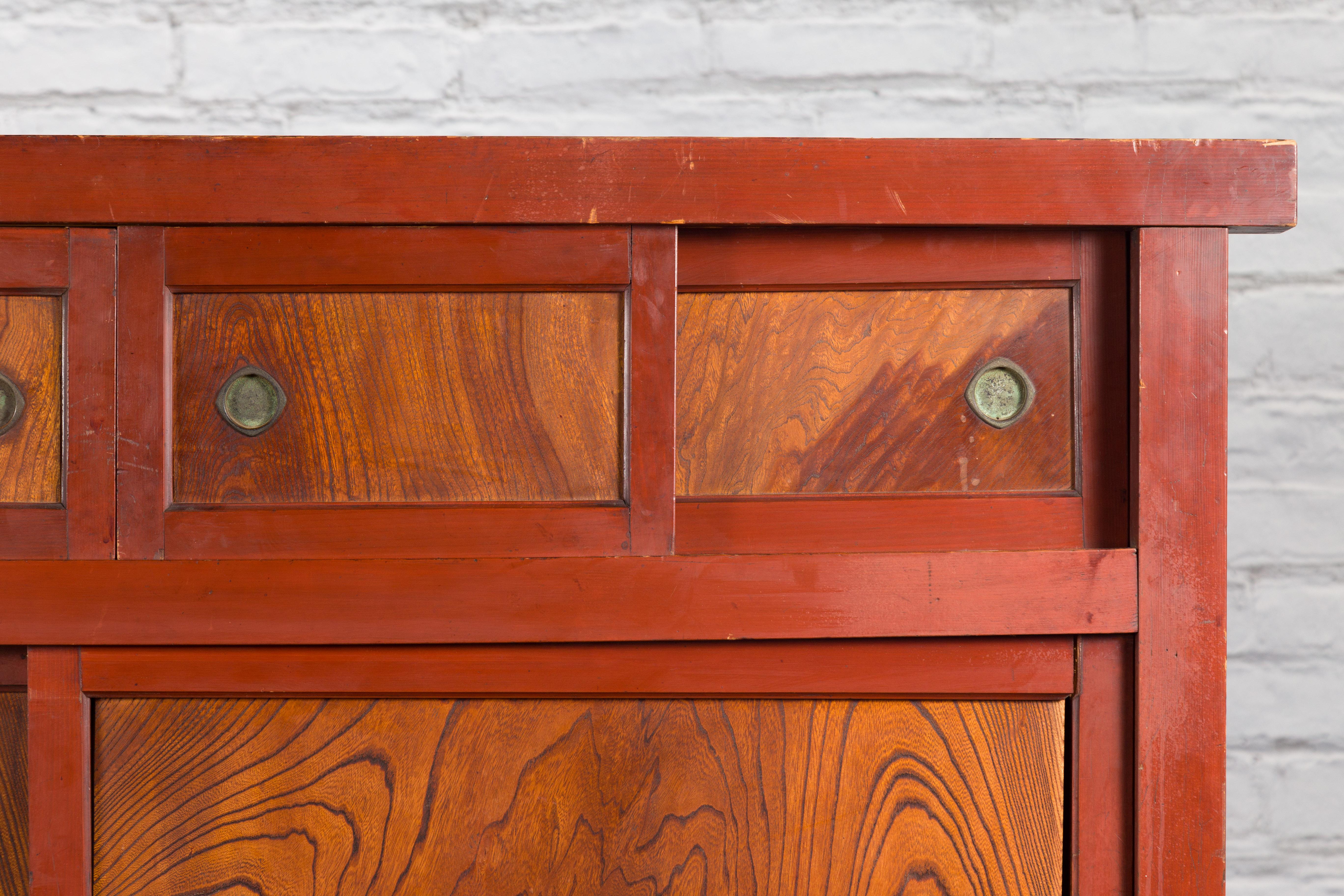 20ième siècle Armoire de cuisine japonaise du début du 20e siècle avec portes coulissantes en vente