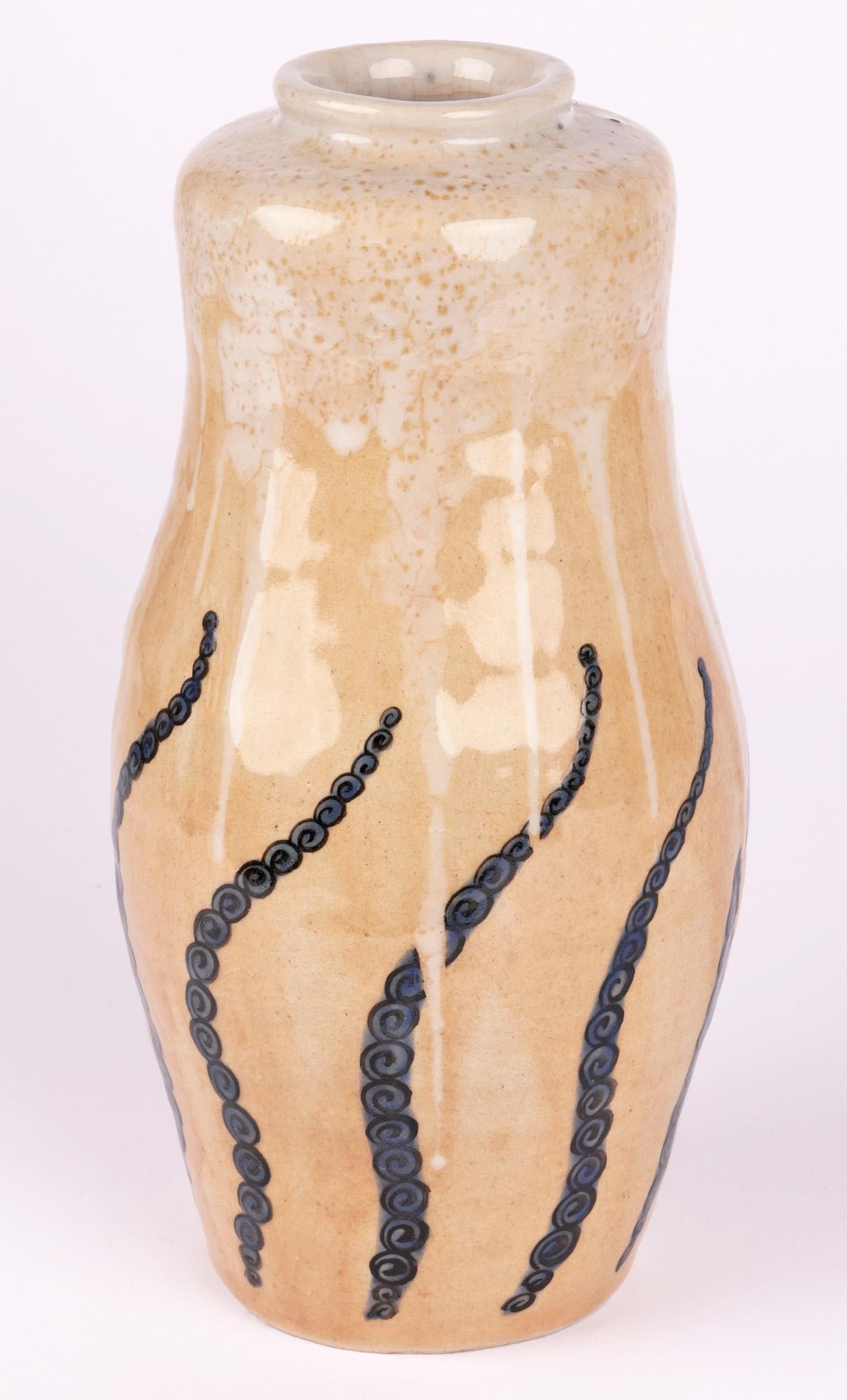 Vaso in Studio Pottery giapponese dell'inizio del XX secolo con disegni a forma di coda di polpo in vendita 4