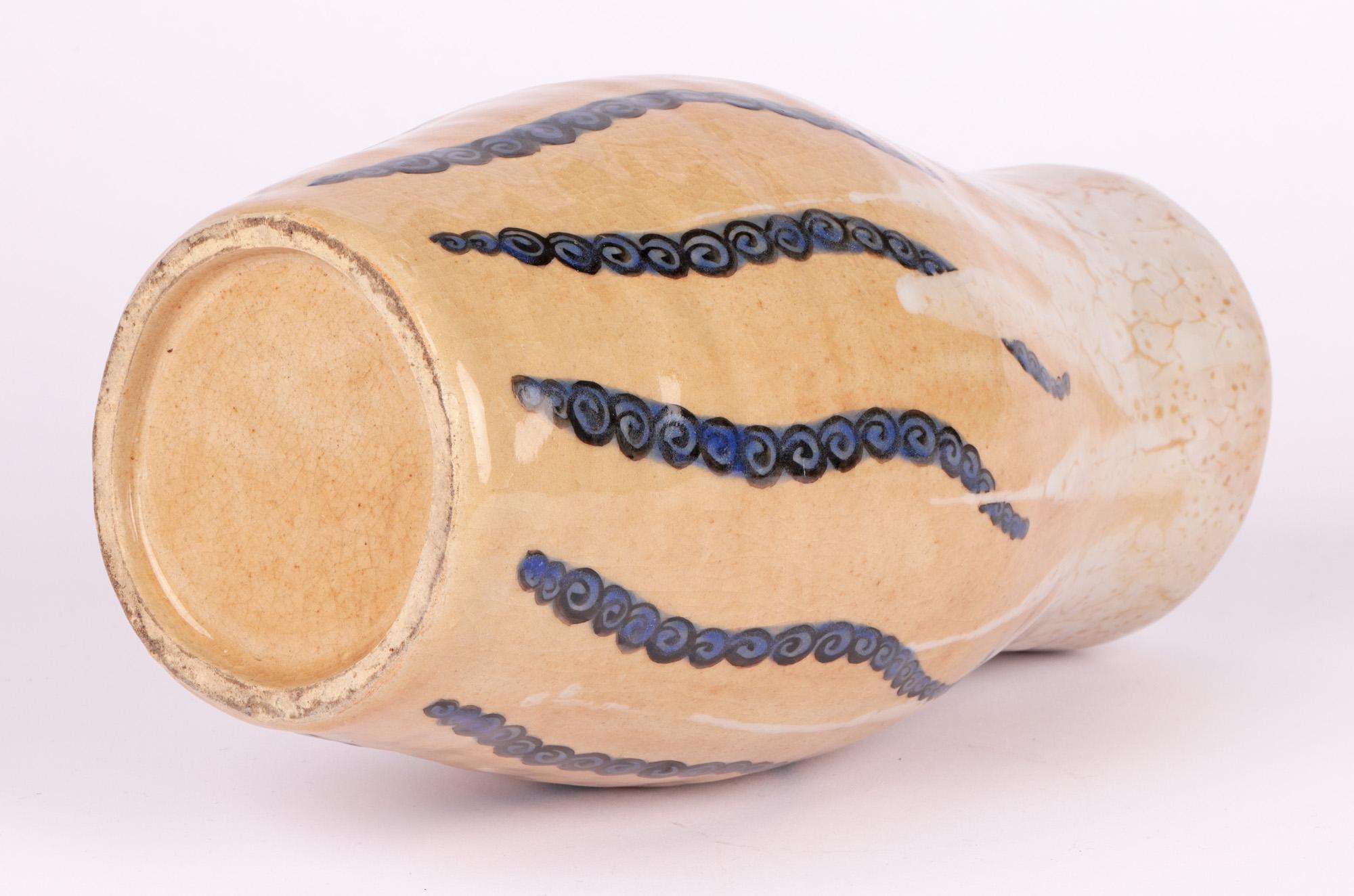Vaso in Studio Pottery giapponese dell'inizio del XX secolo con disegni a forma di coda di polpo in vendita 5