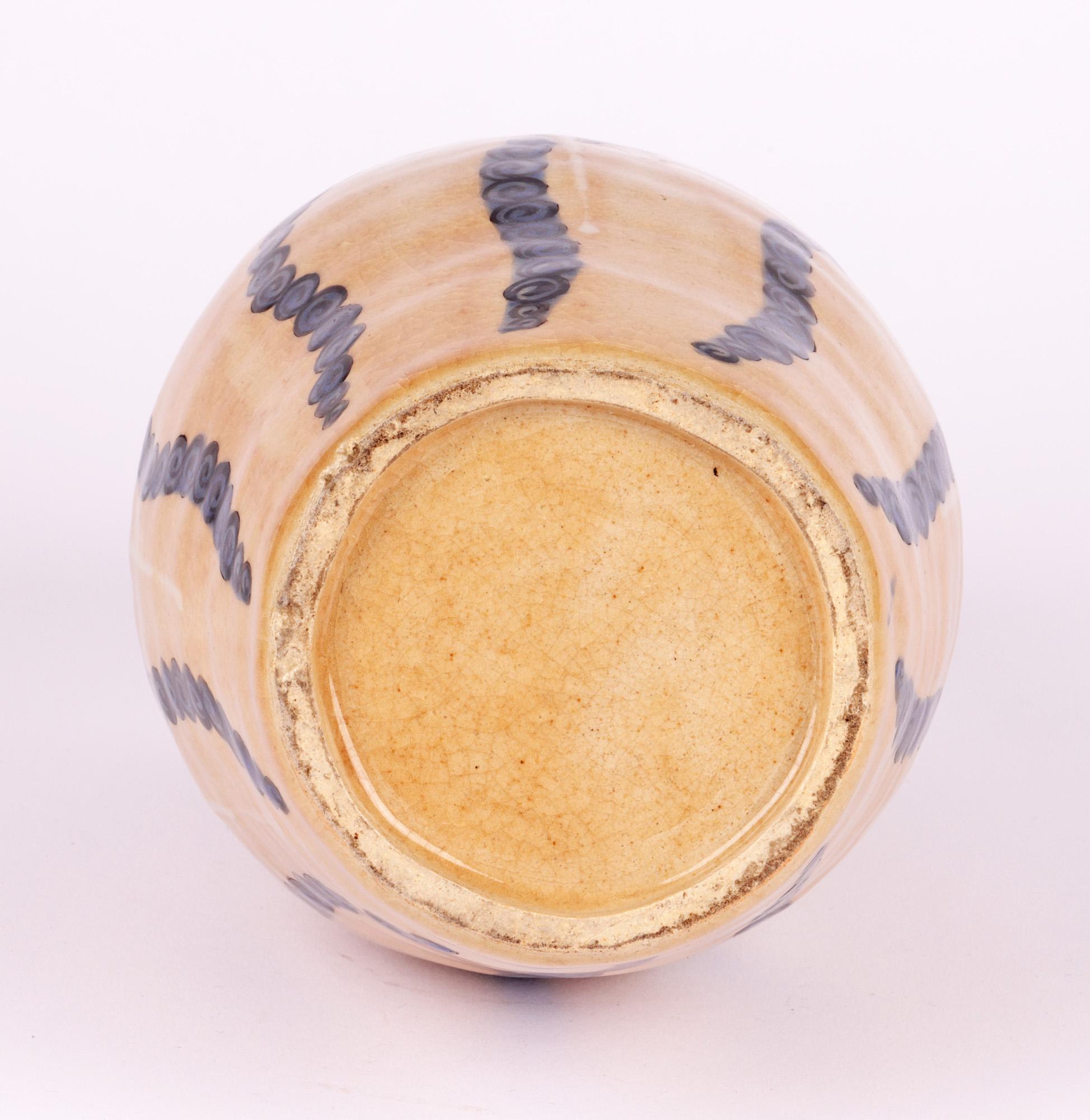 Vaso in Studio Pottery giapponese dell'inizio del XX secolo con disegni a forma di coda di polpo in vendita 7