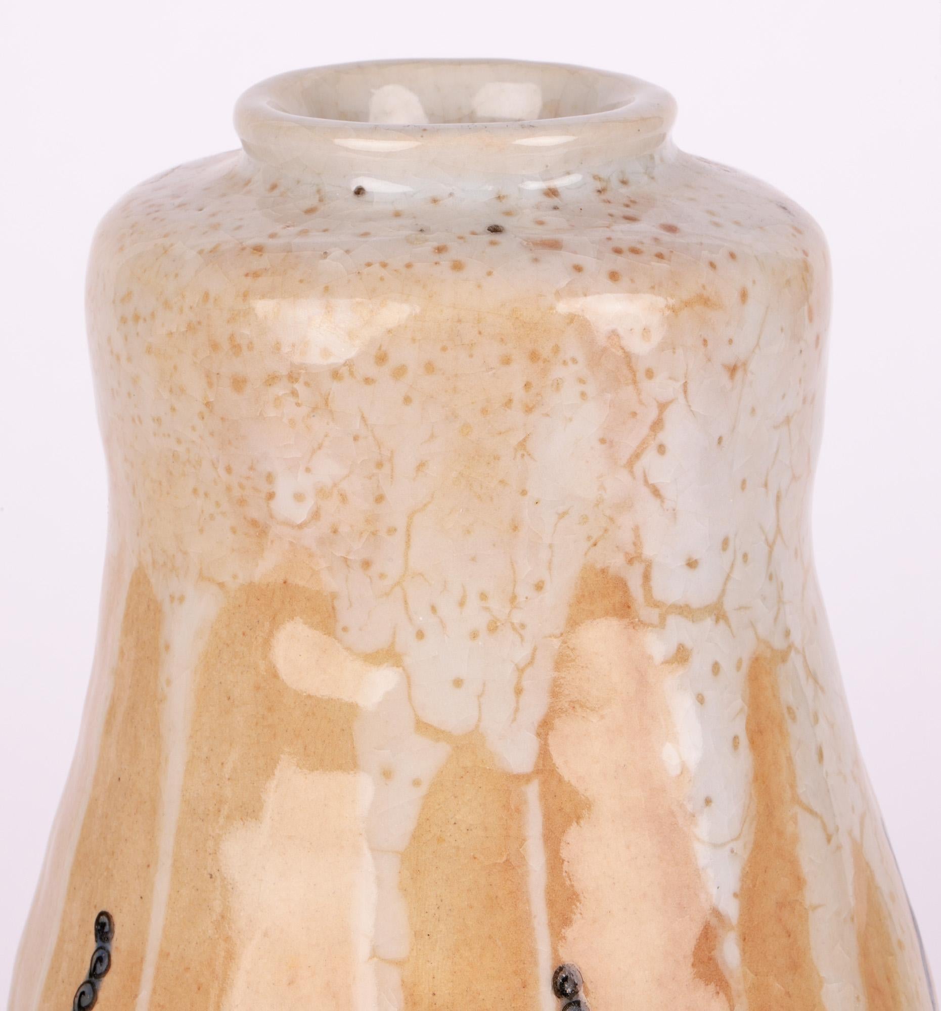 Un vaso in studio Pottery giapponese molto elegante e ben fatto, decorato con disegni di viticci di polpo e risalente ai primi anni del XX secolo. Il vaso, realizzato a mano, è di forma alta e bulbosa e poggia su un piede rotondo non smaltato con