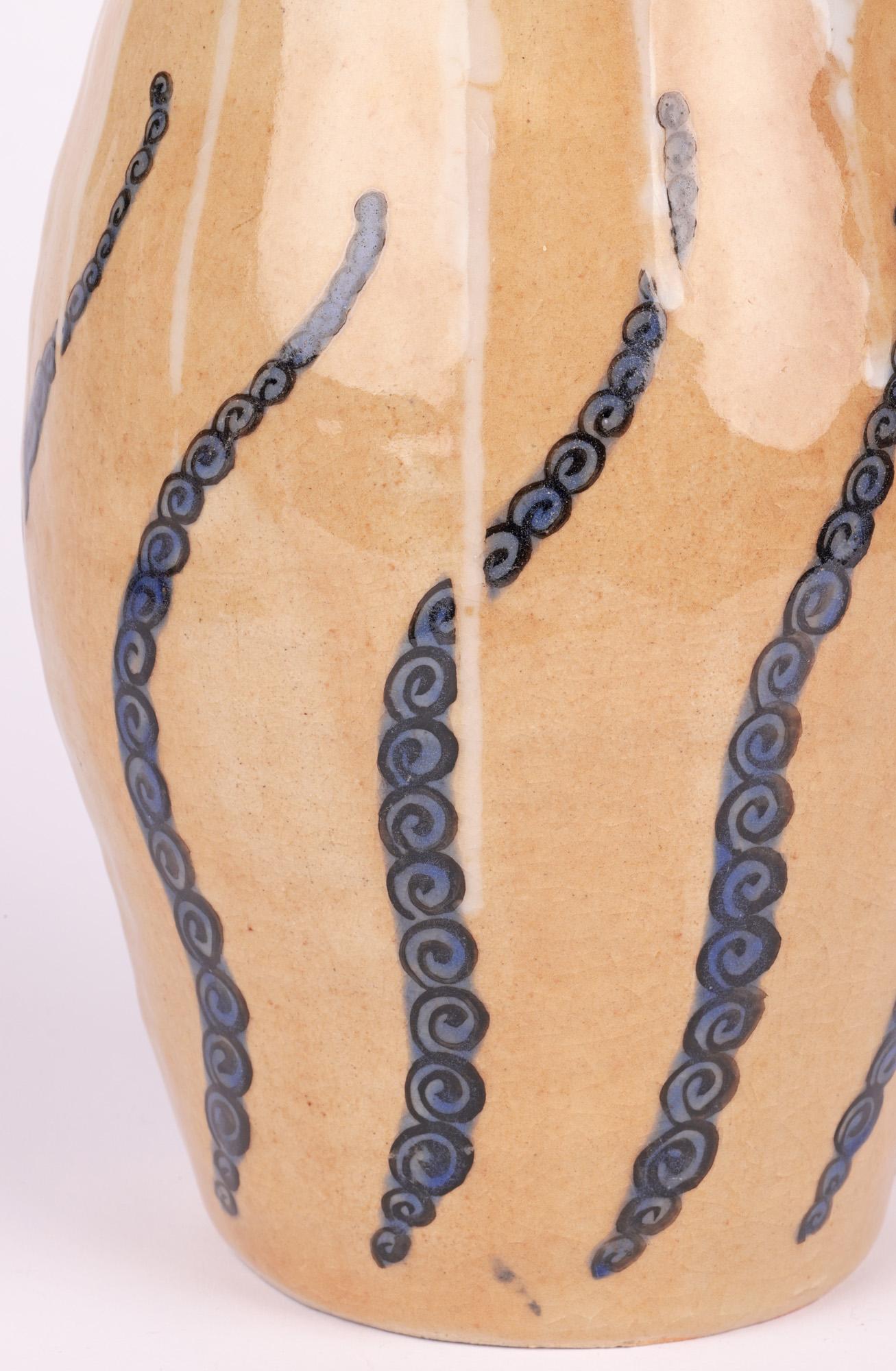 Arts and Crafts Vaso in Studio Pottery giapponese dell'inizio del XX secolo con disegni a forma di coda di polpo in vendita
