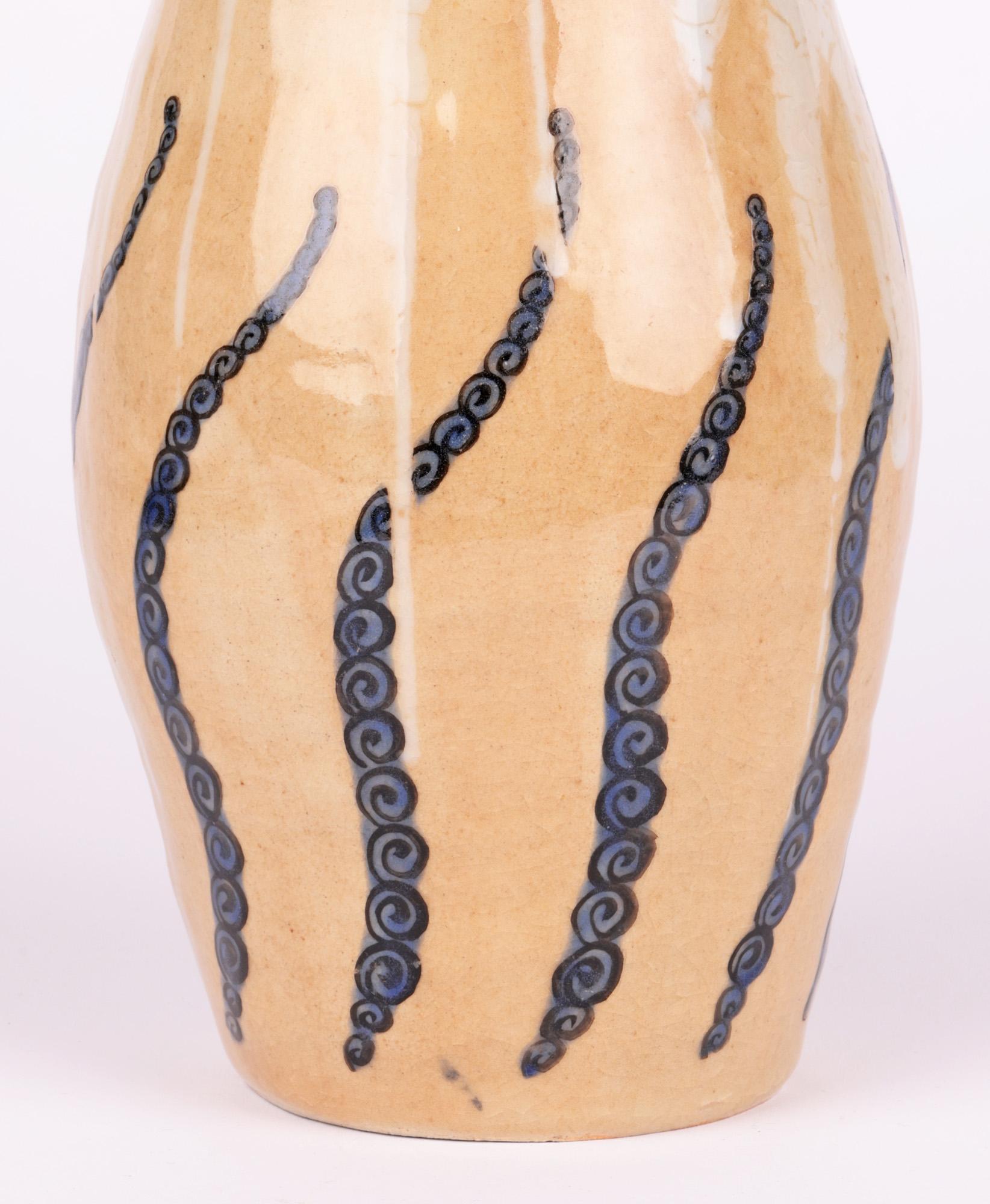 Giapponese Vaso in Studio Pottery giapponese dell'inizio del XX secolo con disegni a forma di coda di polpo in vendita