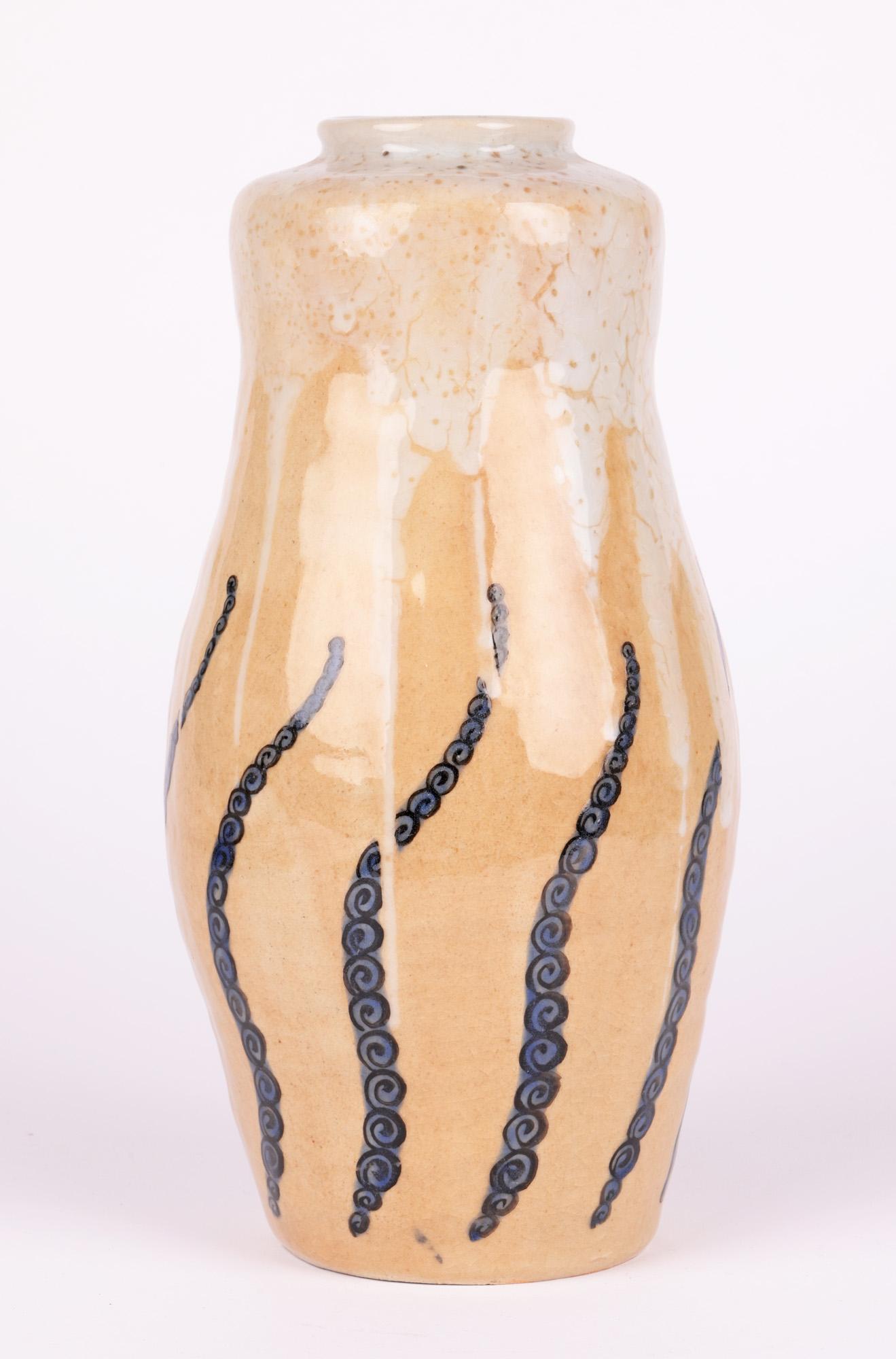 Smaltato Vaso in Studio Pottery giapponese dell'inizio del XX secolo con disegni a forma di coda di polpo in vendita