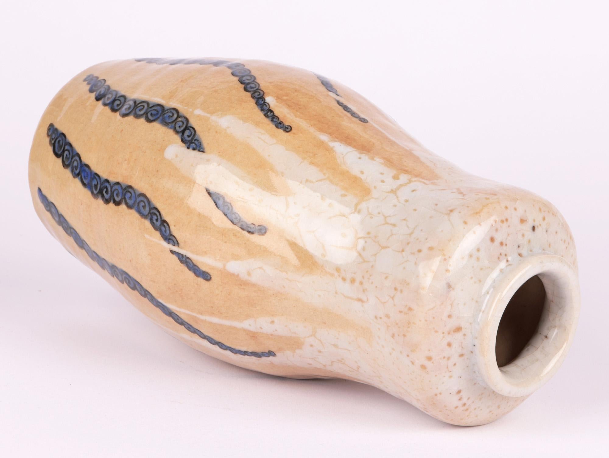 Vaso in Studio Pottery giapponese dell'inizio del XX secolo con disegni a forma di coda di polpo In condizioni buone in vendita a Bishop's Stortford, Hertfordshire