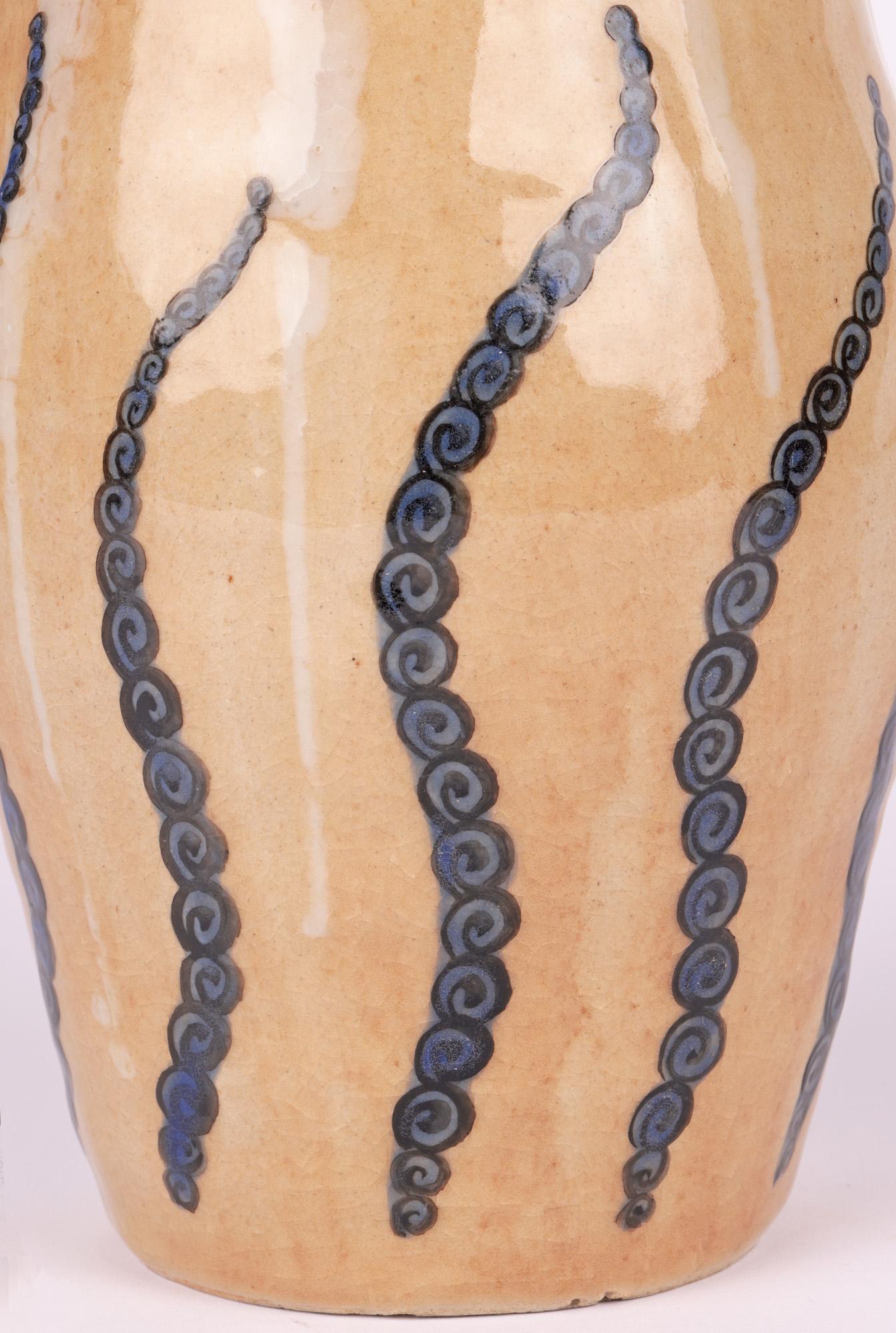 Grès porcellanato Vaso in Studio Pottery giapponese dell'inizio del XX secolo con disegni a forma di coda di polpo in vendita