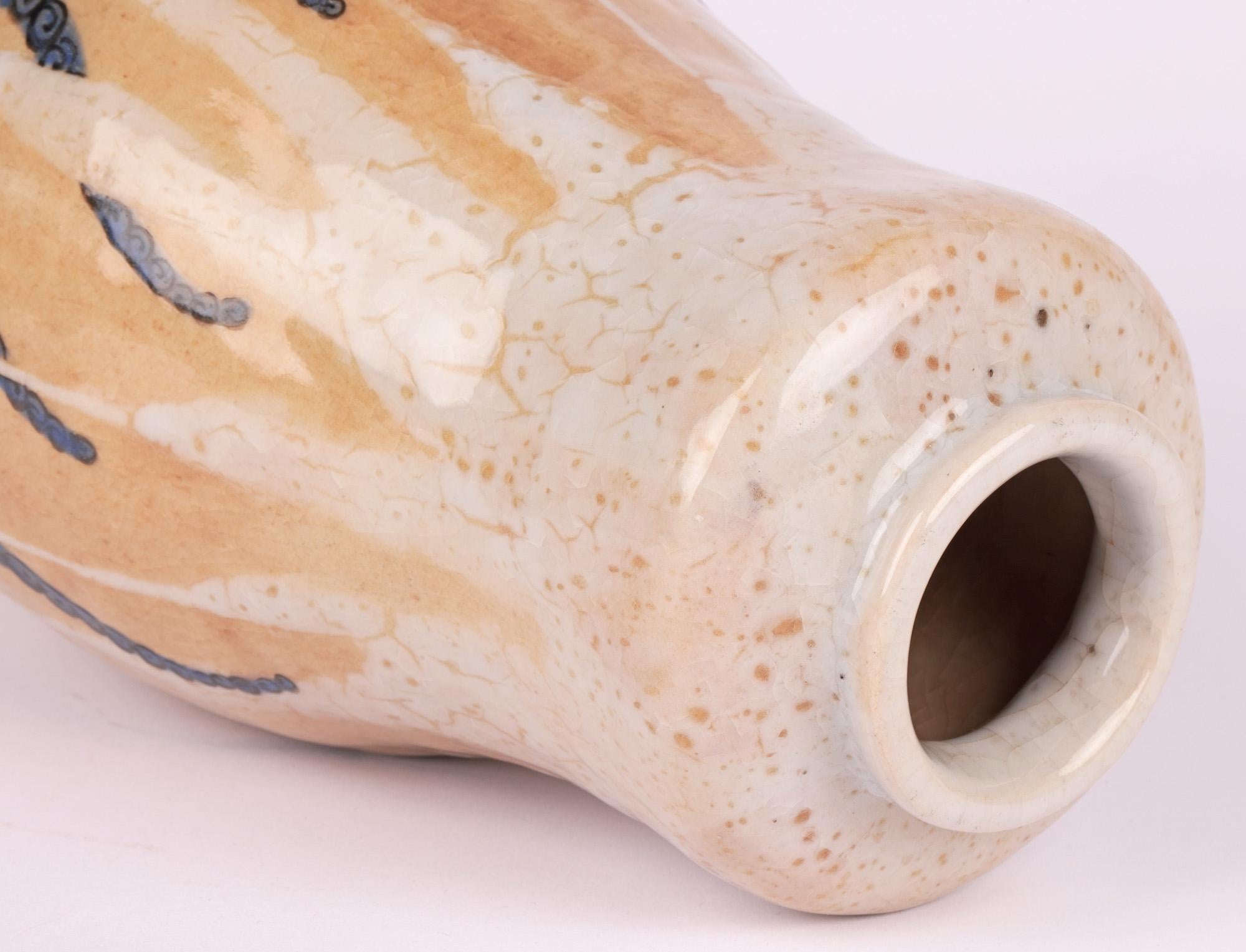 Vaso in Studio Pottery giapponese dell'inizio del XX secolo con disegni a forma di coda di polpo in vendita 1