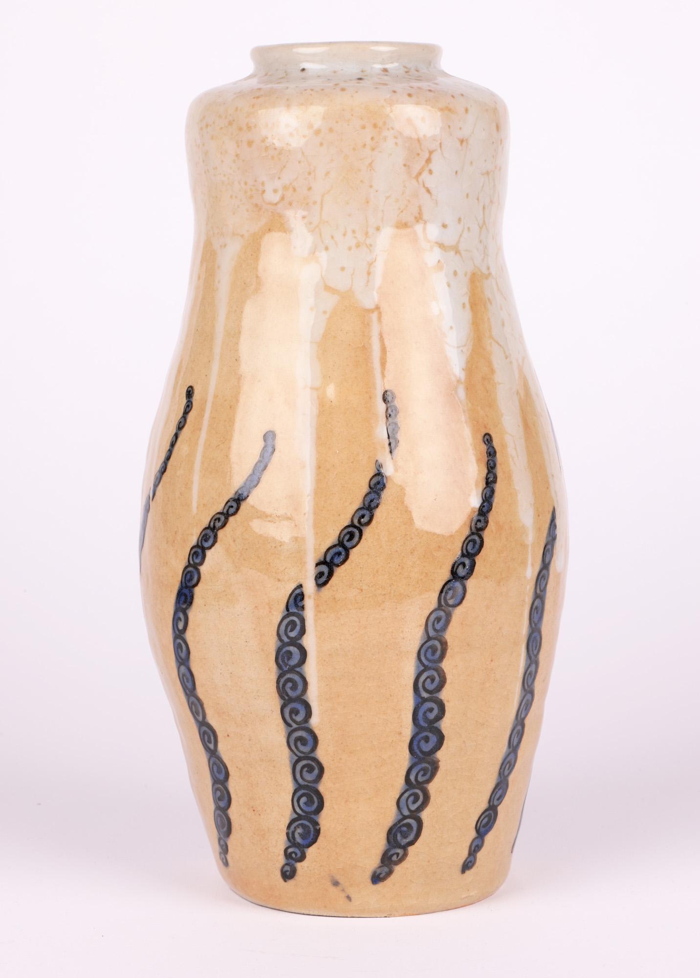 Vaso in Studio Pottery giapponese dell'inizio del XX secolo con disegni a forma di coda di polpo in vendita 2