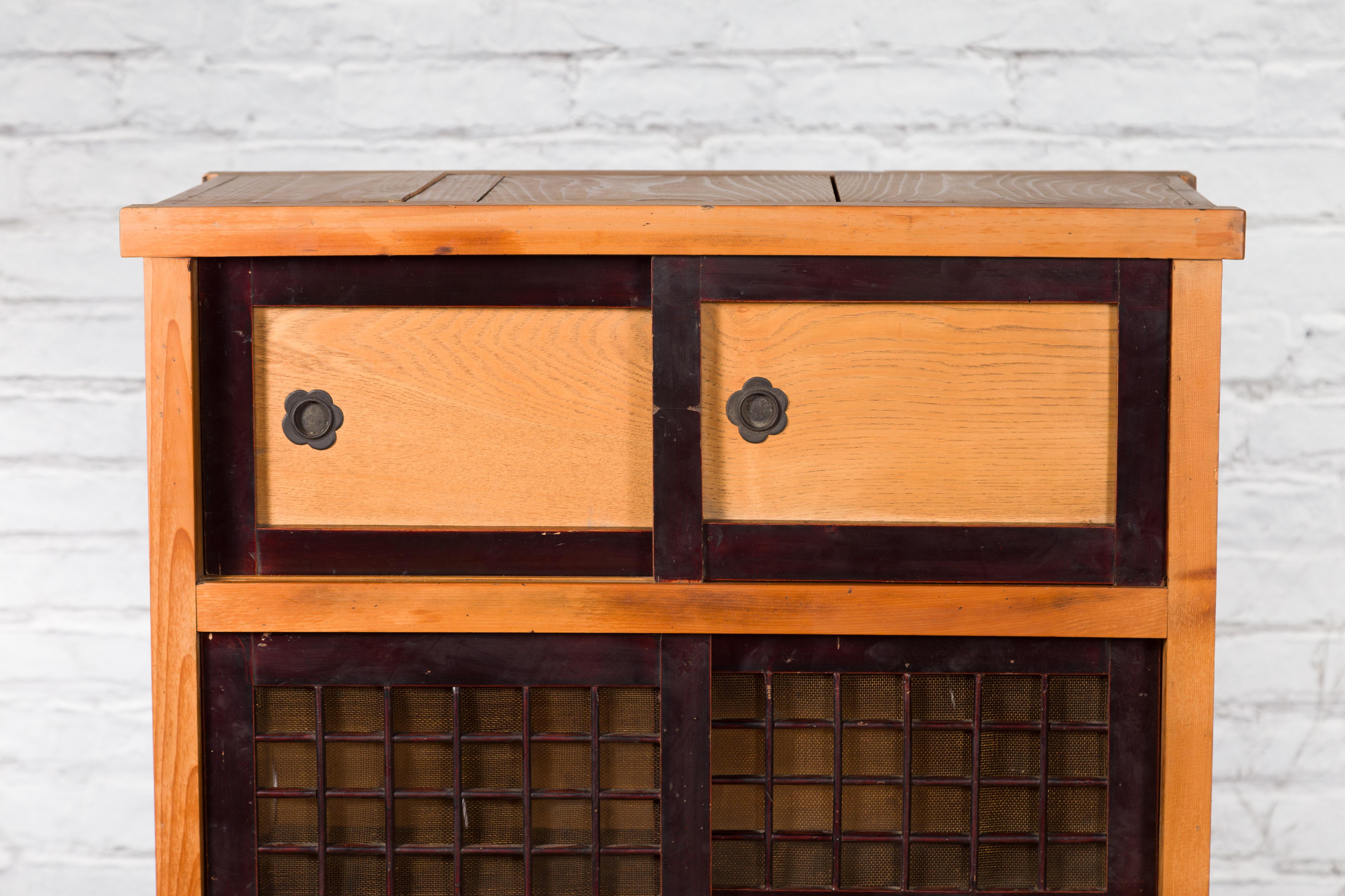 Armoire de cuisine japonaise en bois Taishō Kiri du début du 20e siècle avec portes Slide Bon état - En vente à Yonkers, NY