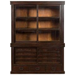 Japanisches Holz Bücherregal des frühen 20. Jahrhunderts mit Glasscheibentüren und Schubladen