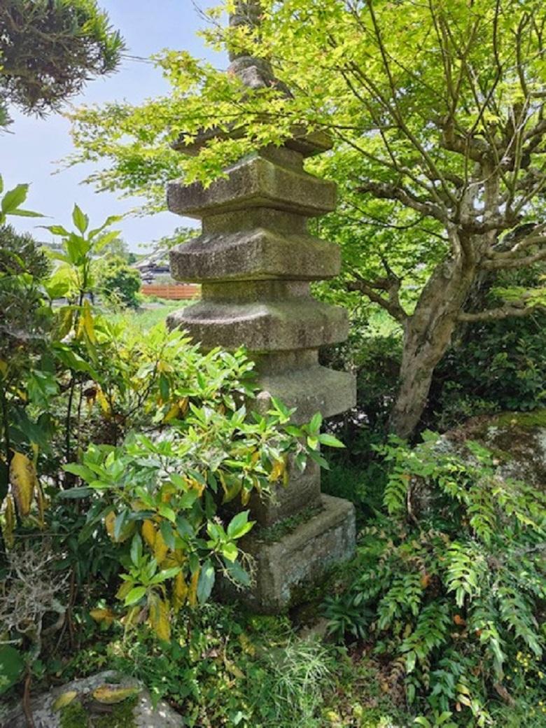 Japanische frühe antike japanische Stein-Pagoda mit vier Buddhas, 10 Fuß (Granit) im Angebot