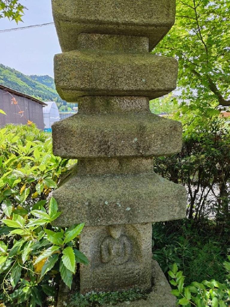 Japanische frühe antike japanische Stein-Pagoda mit vier Buddhas, 10 Fuß im Angebot 1
