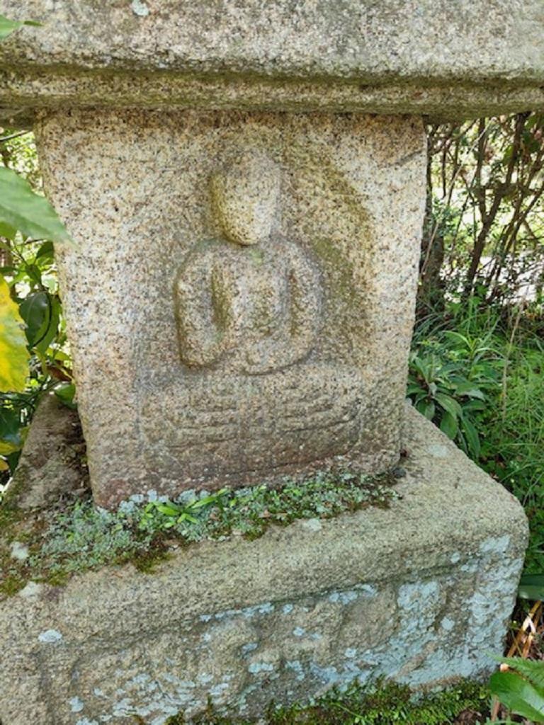 Japanische frühe antike japanische Stein-Pagoda mit vier Buddhas, 10 Fuß im Zustand „Gut“ im Angebot in South Burlington, VT
