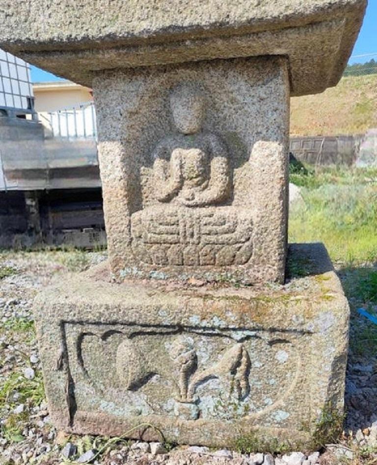 Japanische frühe antike japanische Stein-Pagoda mit vier Buddhas, 10 Fuß (19. Jahrhundert) im Angebot