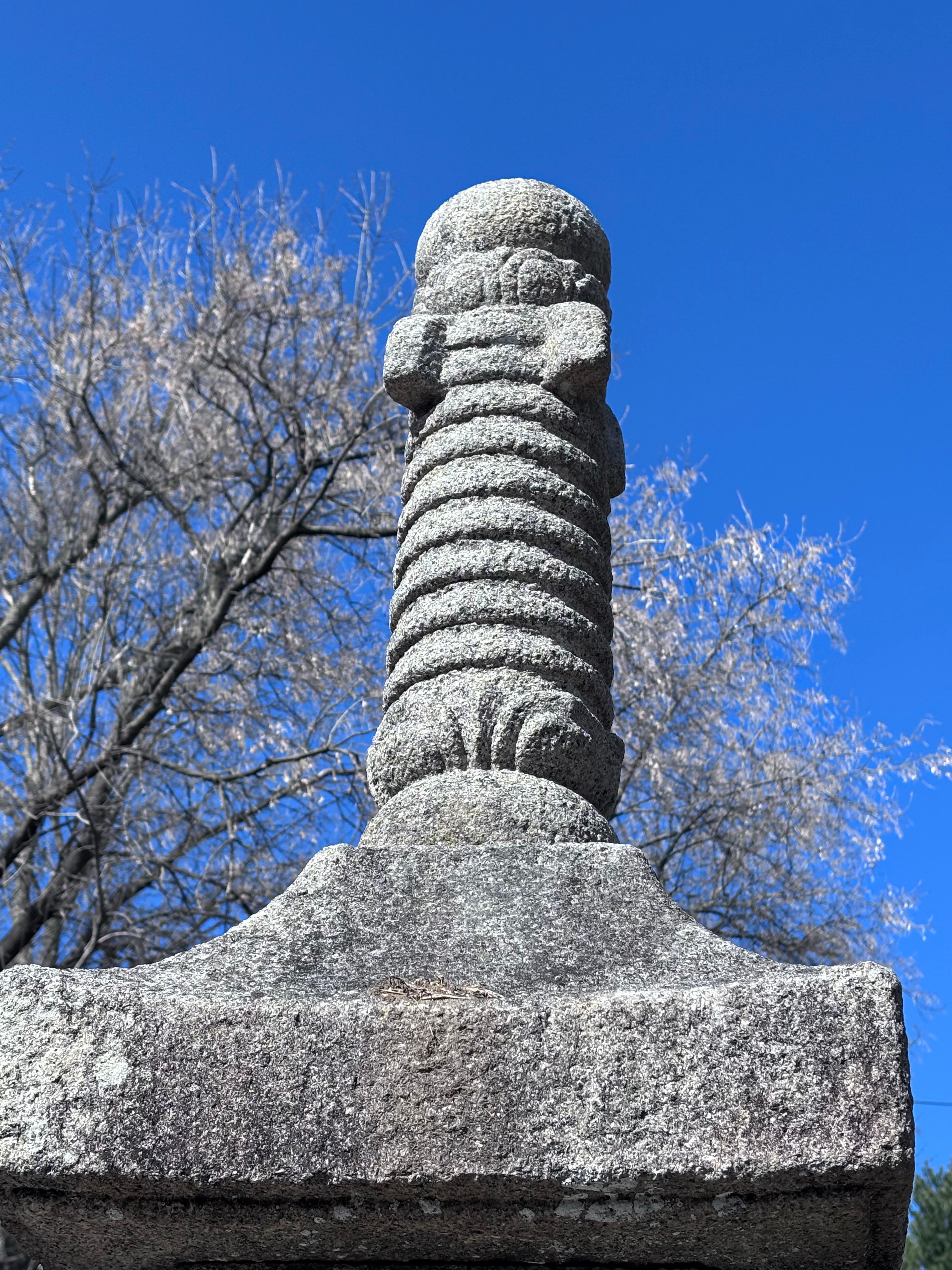 Japanische frühe antike japanische Stein-Pagoda mit vier Buddhas, 10 Fuß (Handgeschnitzt) im Angebot