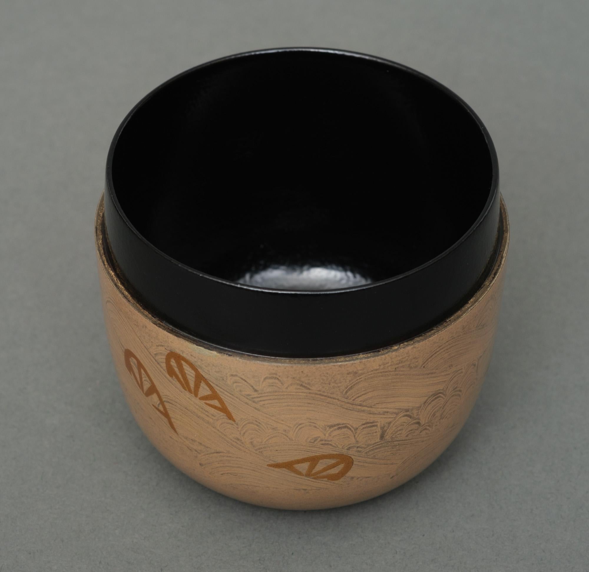 20th Century Japanese Ecru Lacquered Natsume 棗 'Tea Caddy' with Maki-E of Carriage Wheels For Sale