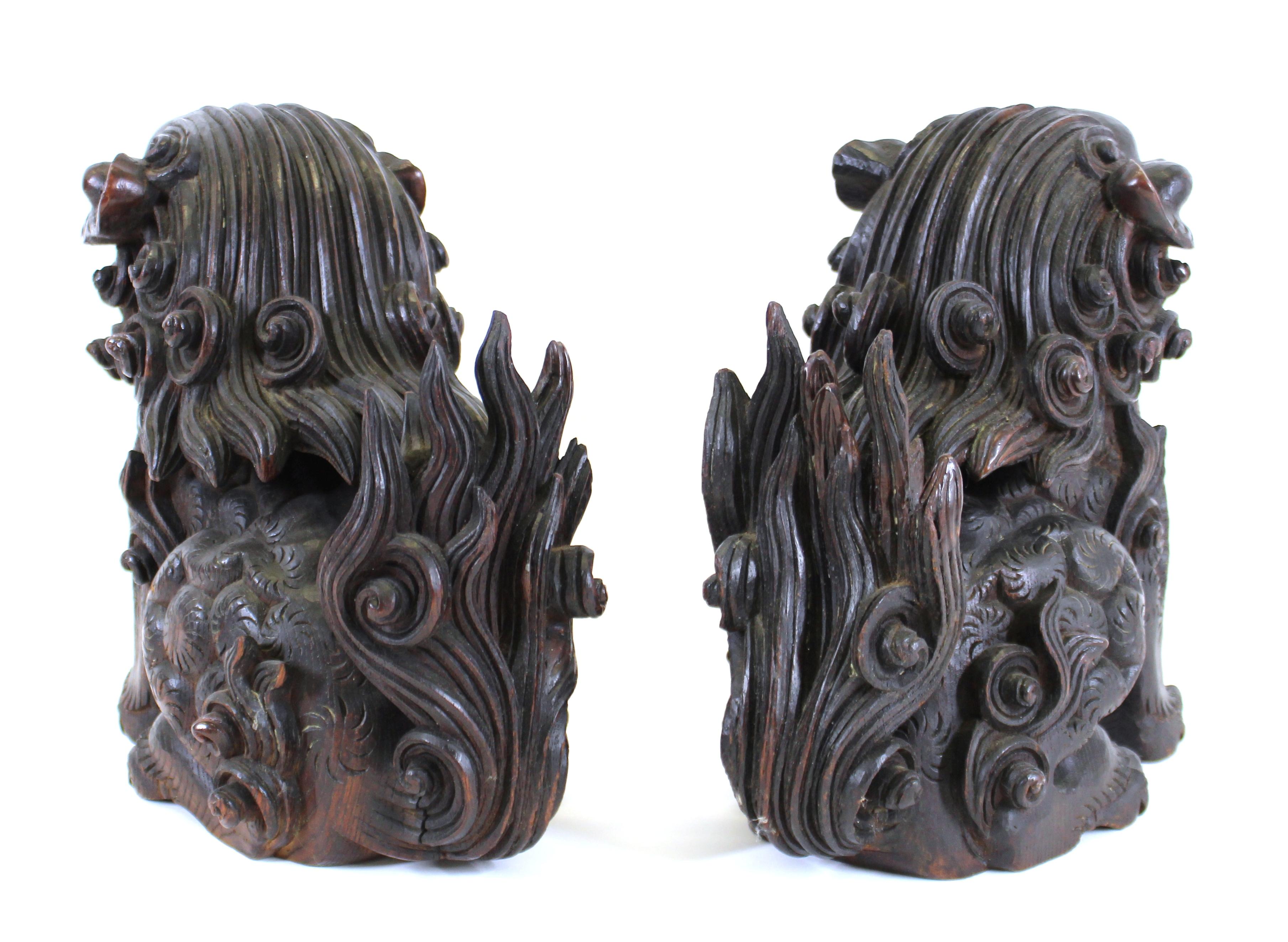 Chiens en bois sculpté japonais Edo Wood Wood Bon état à Astoria, NY