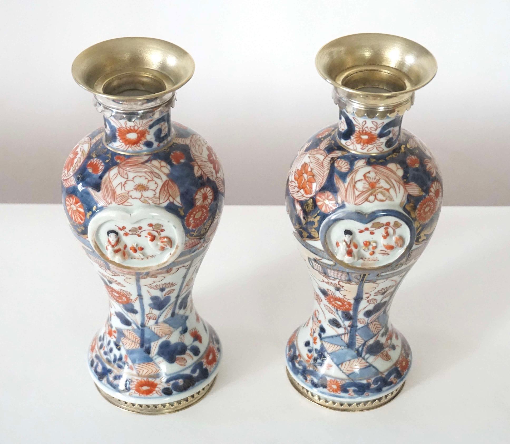Pareja de jarrones de guarnición japoneses Edo Imari Paktong montados, hacia 1720 en Bastante bueno estado para la venta en Kinderhook, NY