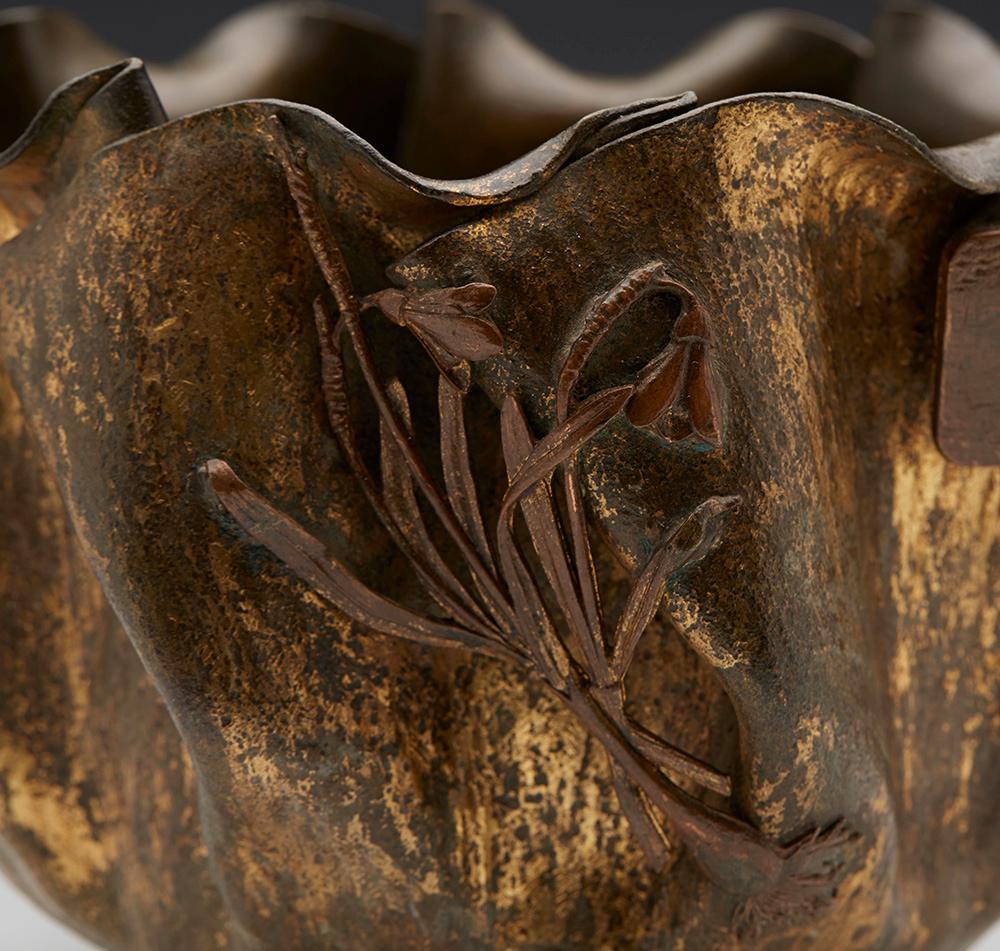 Japanese Edo/Meiji Gilded Bronze Folded Paper Handled Basket with Applications In Good Condition For Sale In Bishop's Stortford, Hertfordshire